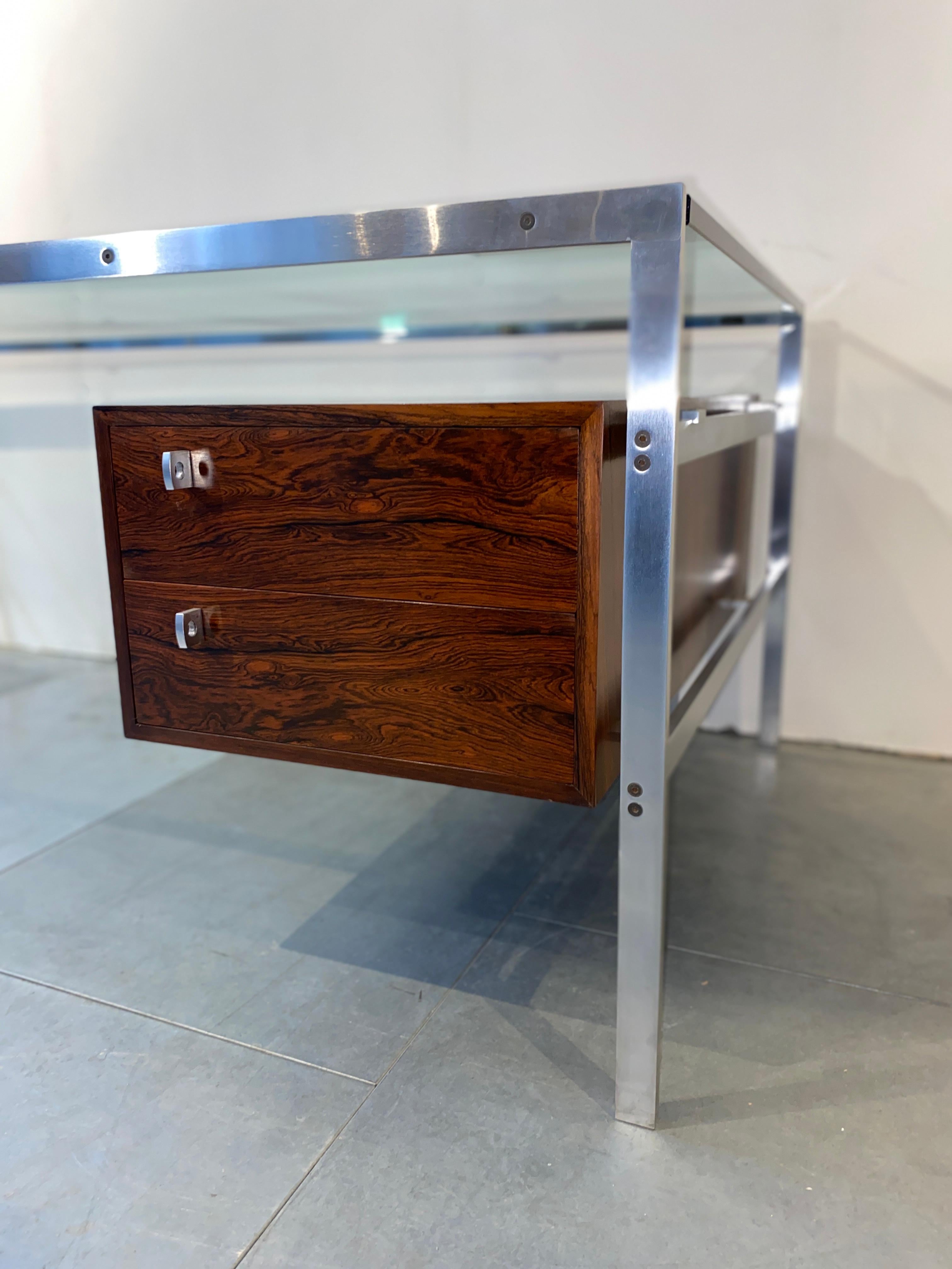Preben Fabricius and Jorgen Kastholm executive desk
An executive desk made of rosewood and chrome-plated steel.
Wood in perfect condition
Dimensions
H 27.125 in. x W 70.75 in. x D 35.5 in.
H 68.9 cm x W 179.71 cm x D 90.17 cm.
  