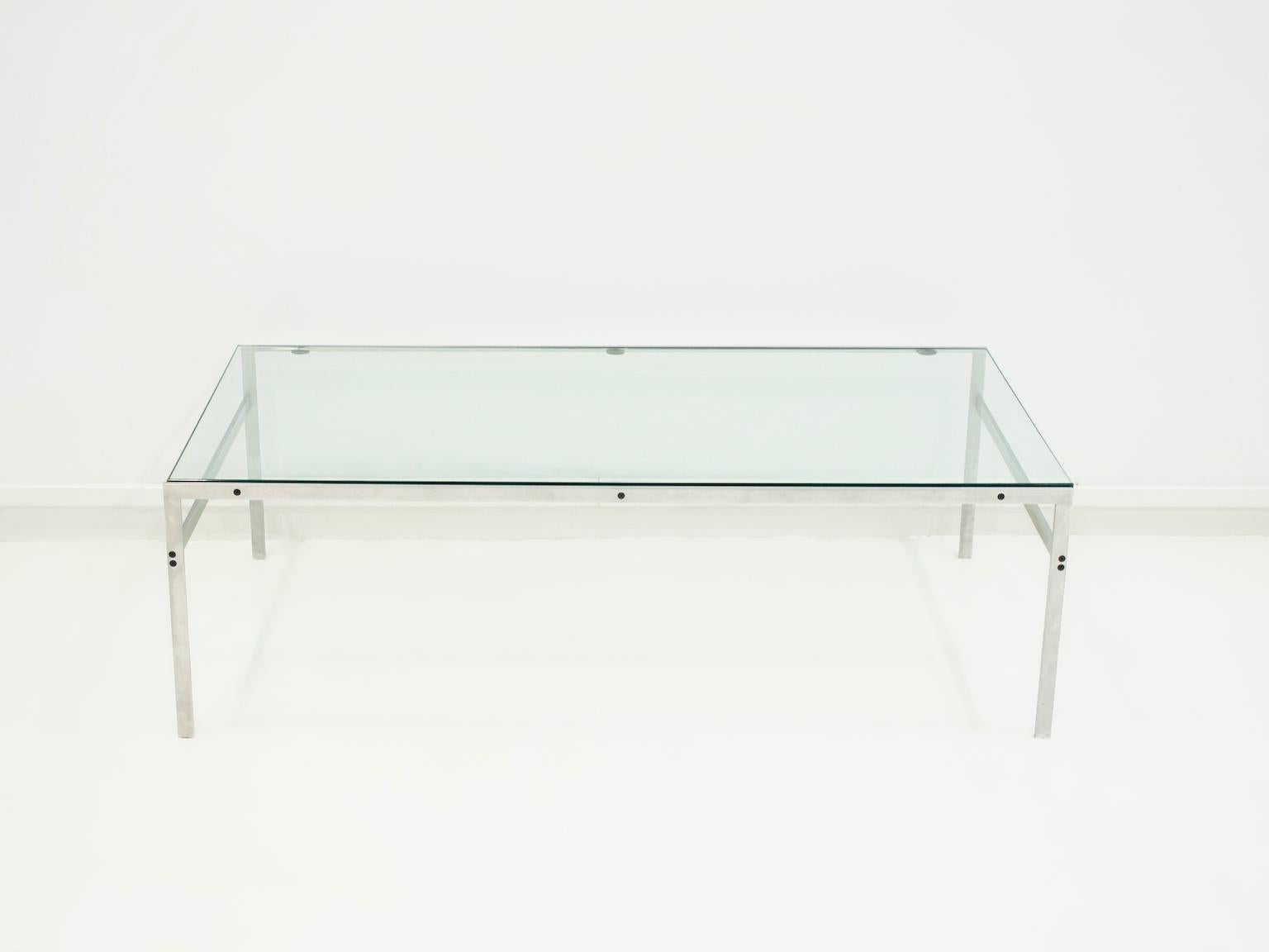 Table basse minimaliste, modèle BO-551, conçue en 1963 par Preben Fabricius et Jørgen Kastholm. Structure en acier avec un plateau en verre. Produit par Bo-Ex Furniture.