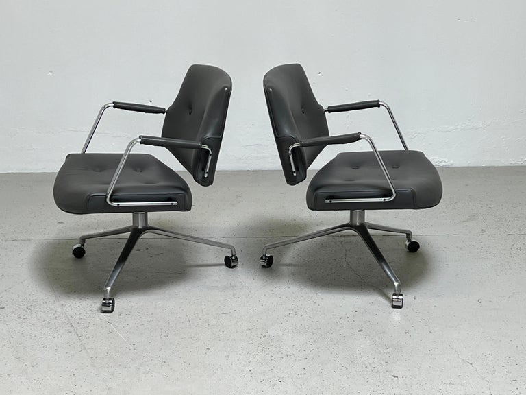 Desk chair Model FK84 by Preben Fabricius & Jørgen Kastholm for Kill International, 1962. Early production with cantilevering back rest in grey leather on a three star chrome-plated base. One chair has sold. One is available. 