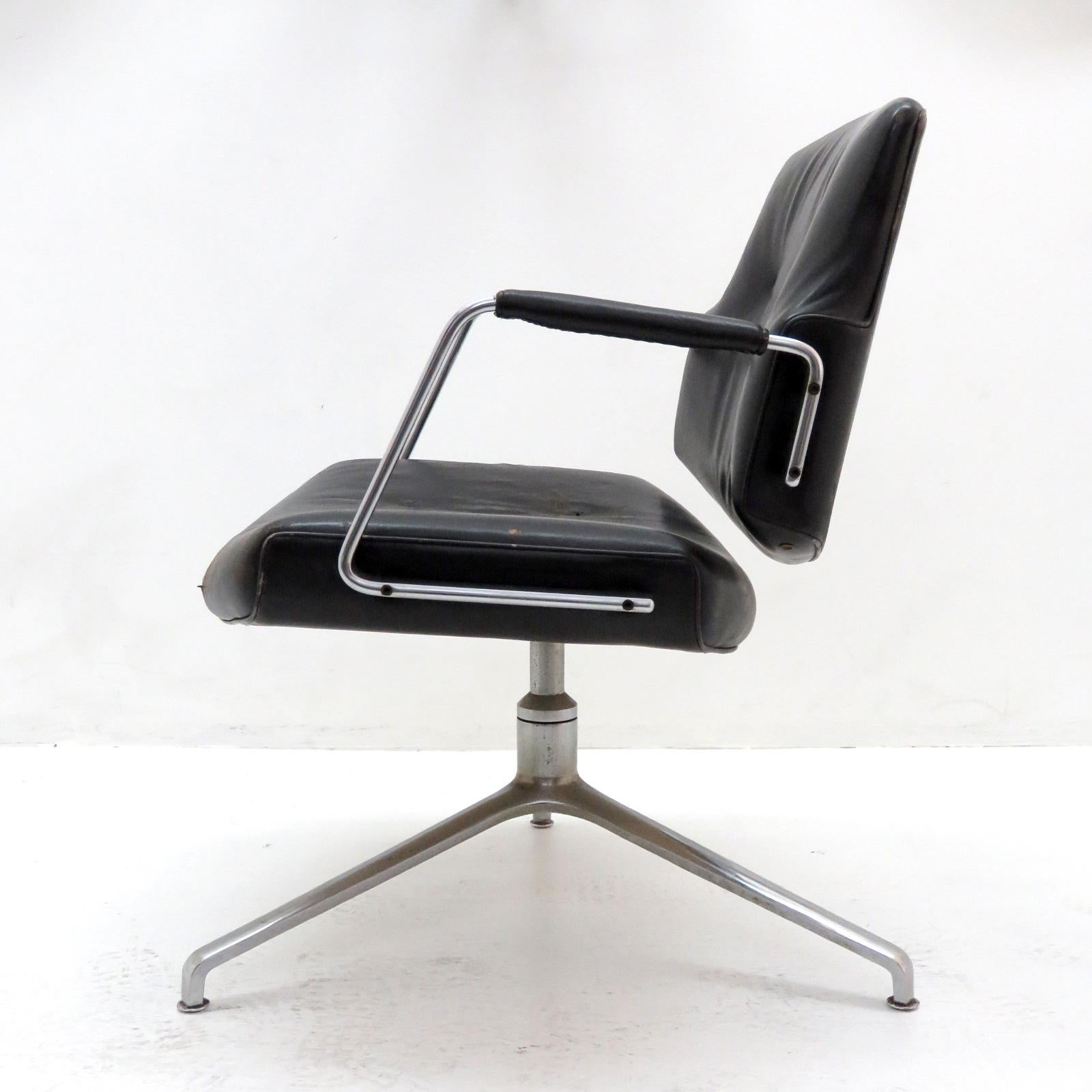 Atemberaubender Bürostuhl Modell FK84 von Preben Fabricius & Jørgen Kastholm für Kill International, 1962, frühe Produktion mit freischwingender Rückenlehne, in schwarzem Leder auf einem verchromten Dreifuß, markiert, drei Stühle vorhanden.