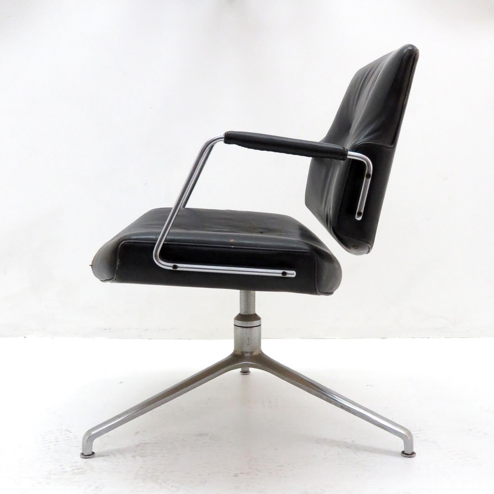 Wunderschöner Bürostuhl Modell FK84 von Preben Fabricius & Jørgen Kastholm für Kill International, 1962, frühe Produktion mit freitragender Rückenlehne, in schwarzem Leder auf verchromtem Drei-Stern-Fußkreuz, markiert, zwei Stühle vorhanden. Einige