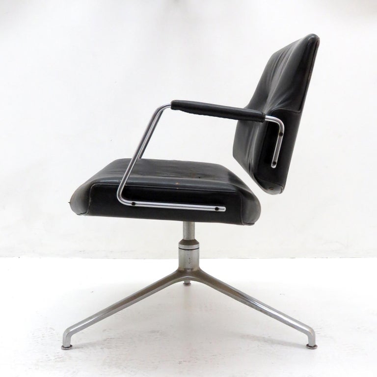 Stunning office chair Model FK84 by Preben Fabricius & Jørgen Kastholm for Kill International, 1962, early production with cantilevering back rest, in black leather on a three star chrome-plated base, marked, three chairs available.