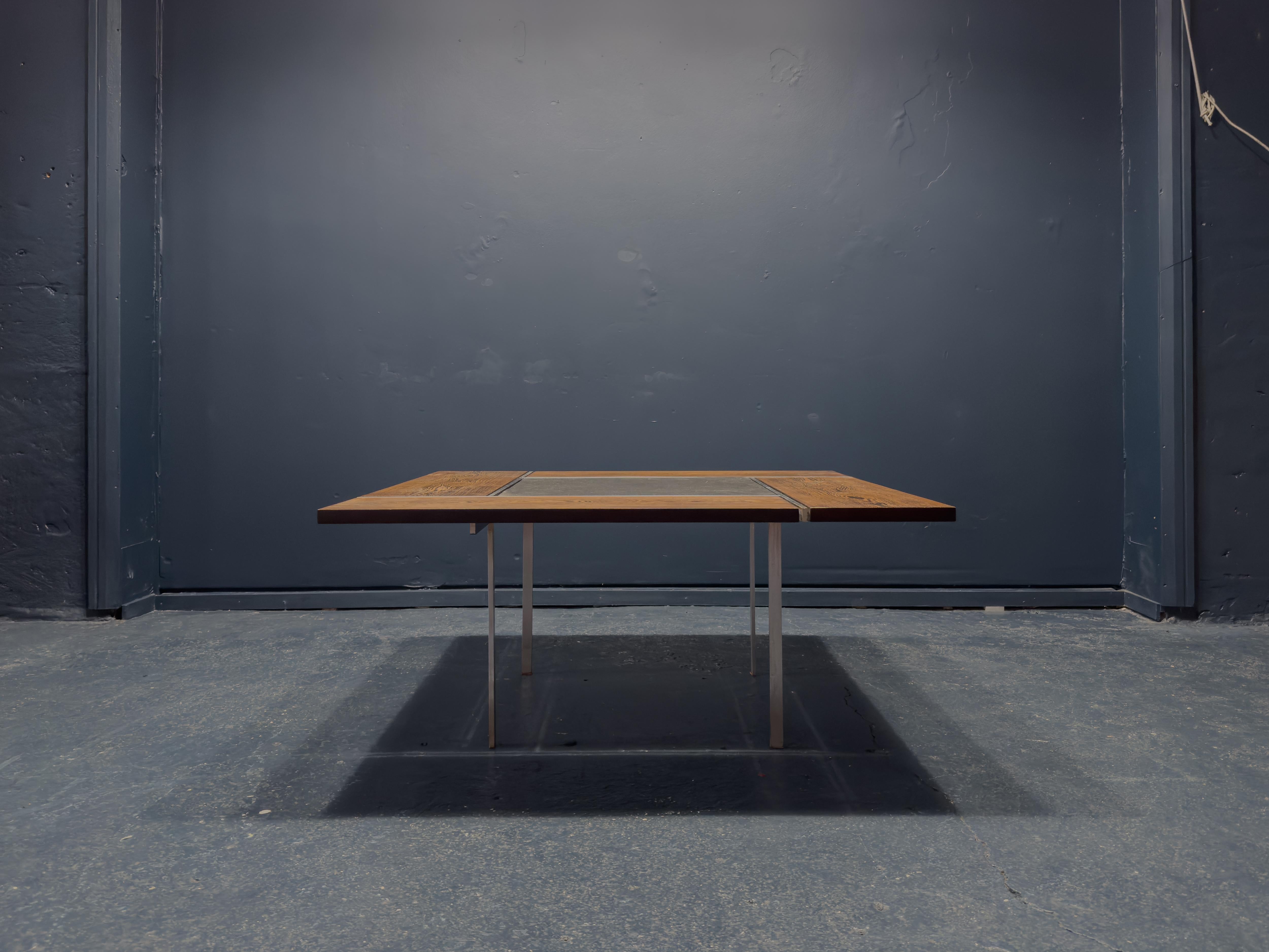 Dieser unglaubliche Couchtisch wurde von Preben Fabricius & Jorgen Kastholm um 1970 entworfen. Das dänische Designerduo lernte sich an der Kopenhagener Schule für Innenarchitektur kennen und gründete 1961 sein eigenes Studio. In ihrer gemeinsamen