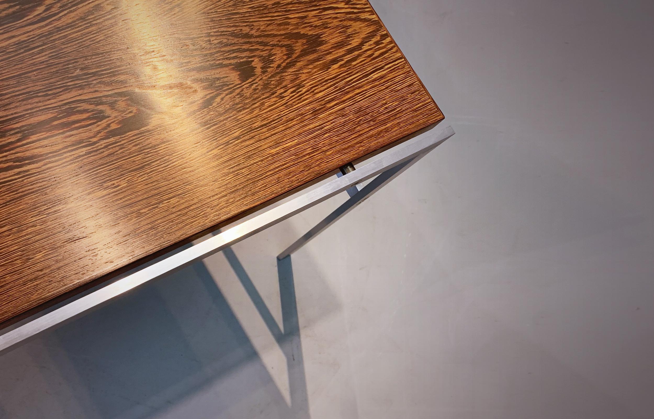 Preben Fabricius Jorgen Kastholm Beistelltisch / Couchtisch hergestellt von Bo-Ex / Dänemark in den 1960er Jahren. Tischplatte aus stark gemasertem Wengé-Holz. Sockel aus matt verchromtem Stahl. Ein wunderbarer, minimalistischer Tisch.

Perfekter