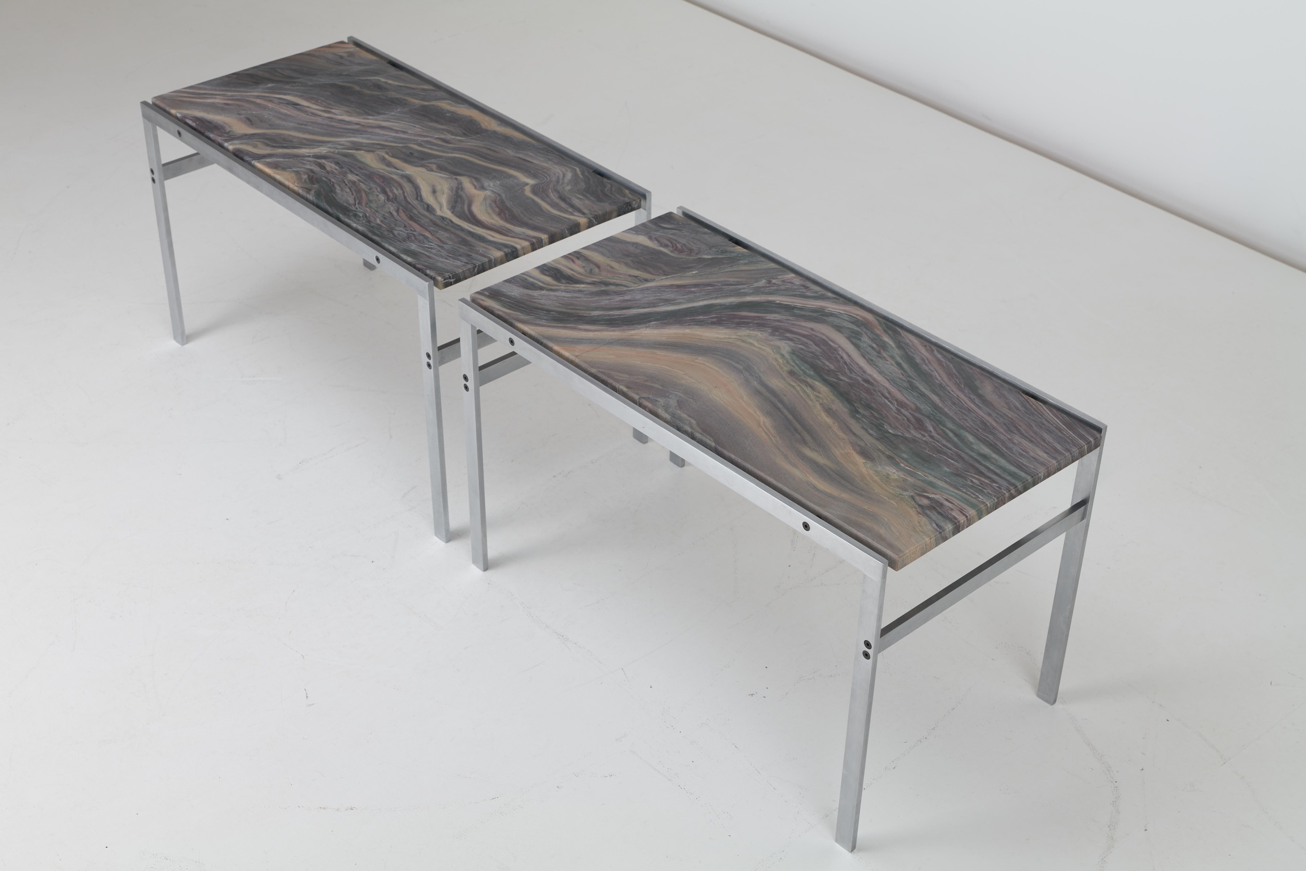 Nous proposons à la vente une paire de tables d'appoint Preben Fabricius & Jørgen Kastholm, fabriquées de manière experte en acier brossé avec de luxueux plateaux en pierre de quartzite, modèle BO-551. Ces tables ont été conçues par le célèbre duo