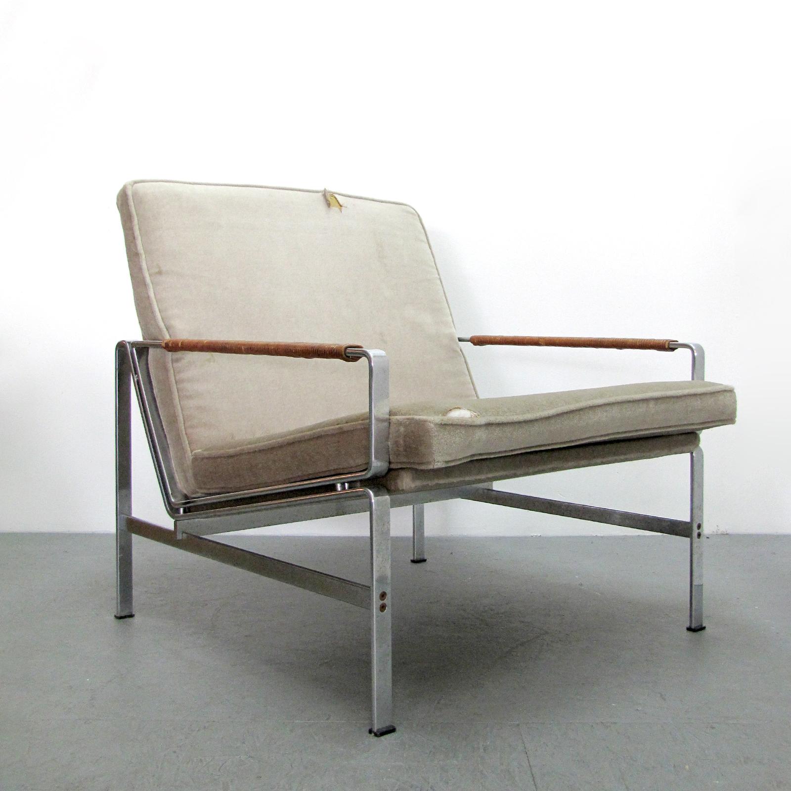 magnifique chaise longue FK 6720 de Fabricius & Kastholm en acier avec accoudoirs en cuir, revêtement d'origine en mohair beige/gris avec déchirures et taches.