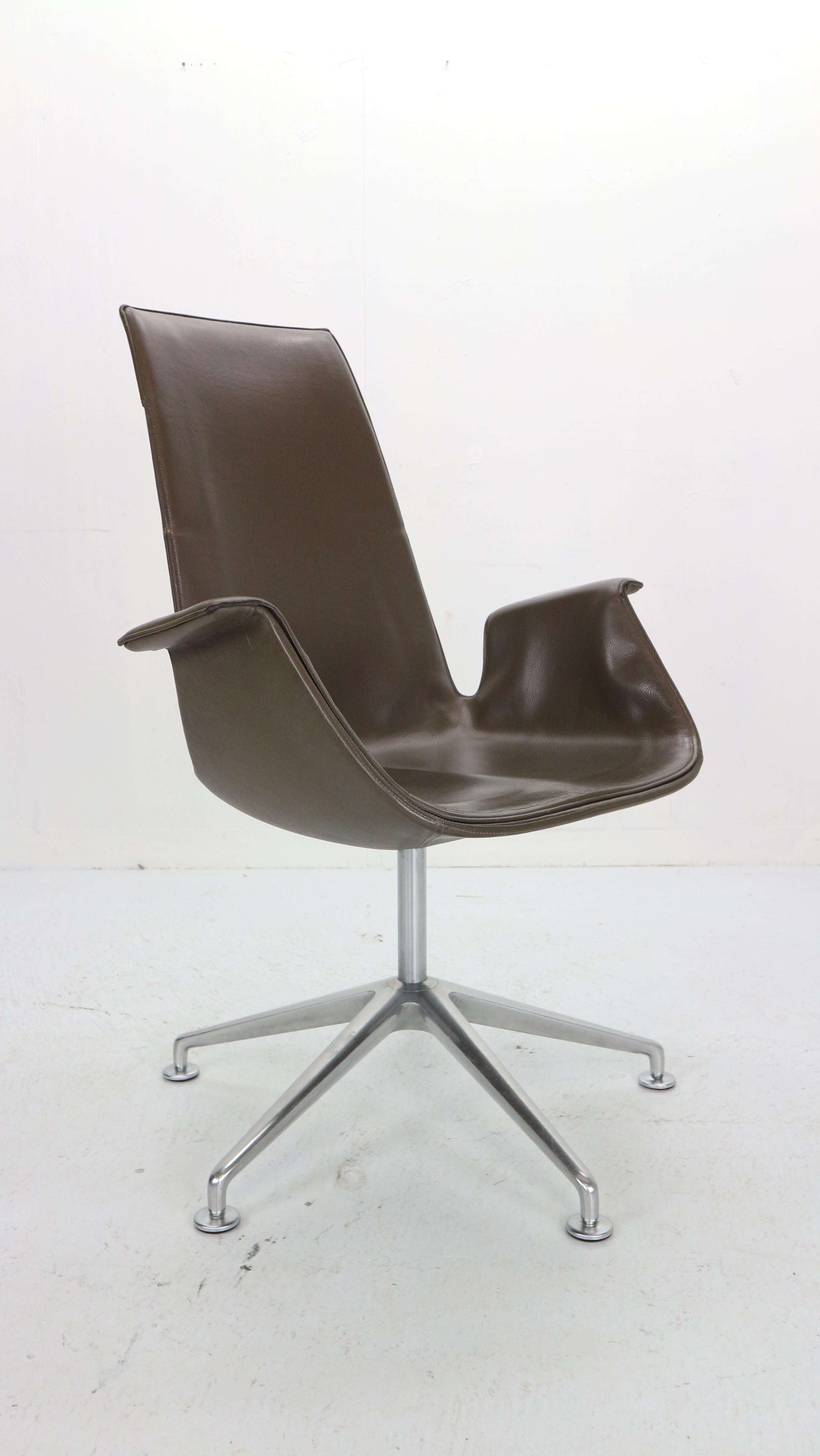 Fauteuils - chaises de bureau conçus par Preben Fabricius & Jørgen Kastholm pour Walter Knool International, fabriqués dans le Danemark des années 1960.
Numéro de modèle : FK6725 ainsi que la plupart des chaises appelées 