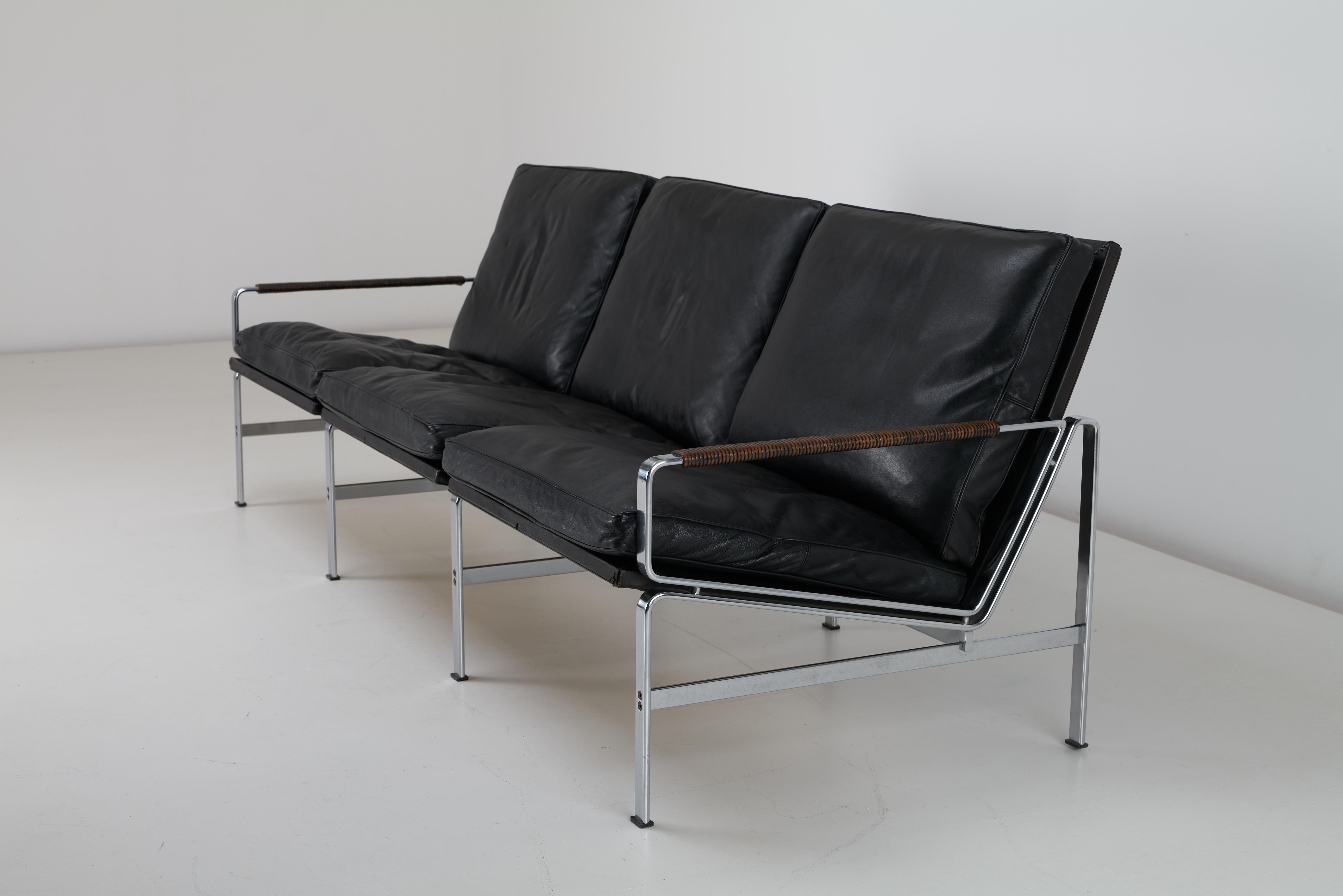 Zum Verkauf steht ein außergewöhnliches Dreisitzer-Sofa von Preben Fabricius & Jørgen Kastholm, Modell FK6720, hergestellt von Kill International im Jahr 1967. Dieses atemberaubende Stück verkörpert das Beste des dänischen Designs der
