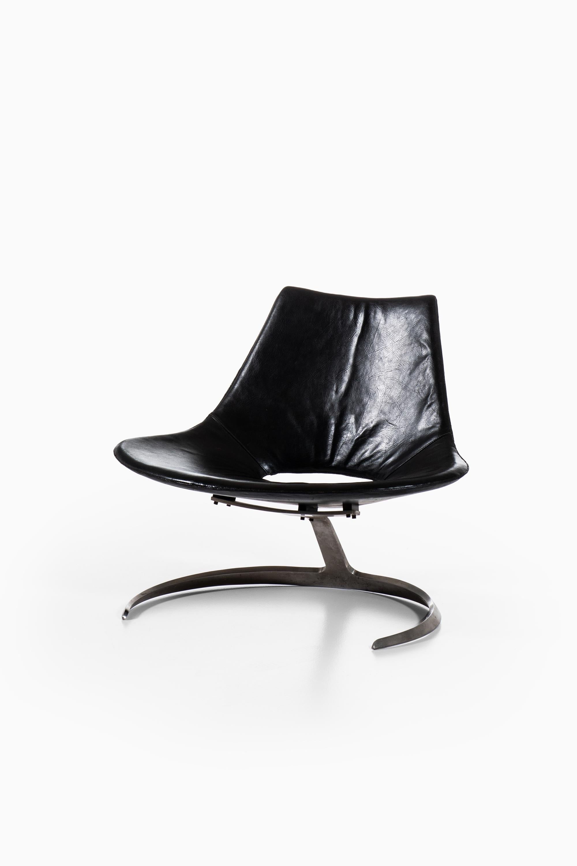 Rare easy chair model Scimitar designed by Preben Fabricius & Jørgen Kastholm. Produced by Ivan Schlecter in Denmark.