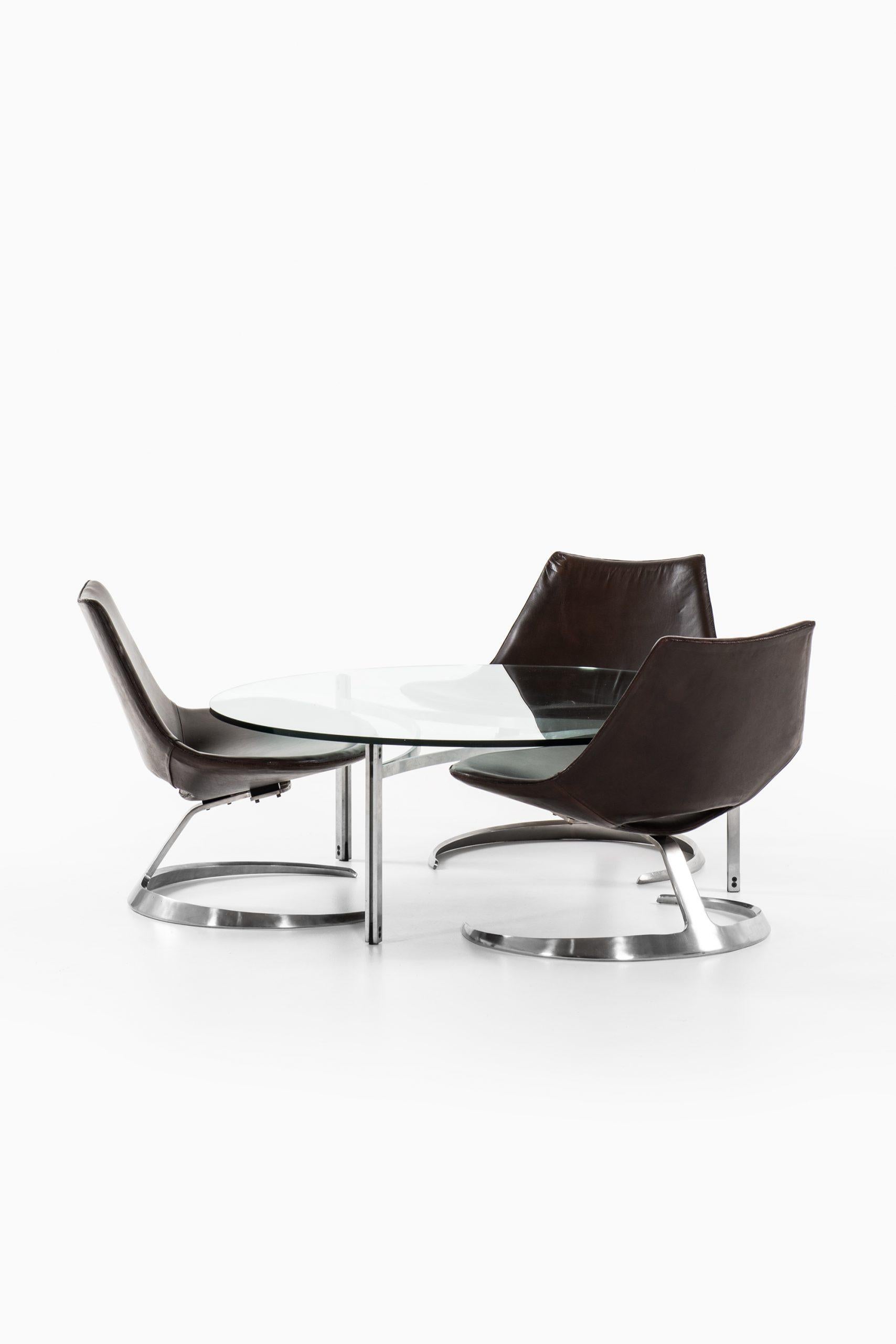 Very rare seating group model Scimitar designed by Preben Fabricius & Jørgen Kastholm.
Produced by Ivan Schlecter in Denmark.
Dimensions table (W x D x H): 120 x 120 x 42.5 cm.
Dimensions chairs (W x D x H): 82 x 65 x 65 cm, SH 35 cm.