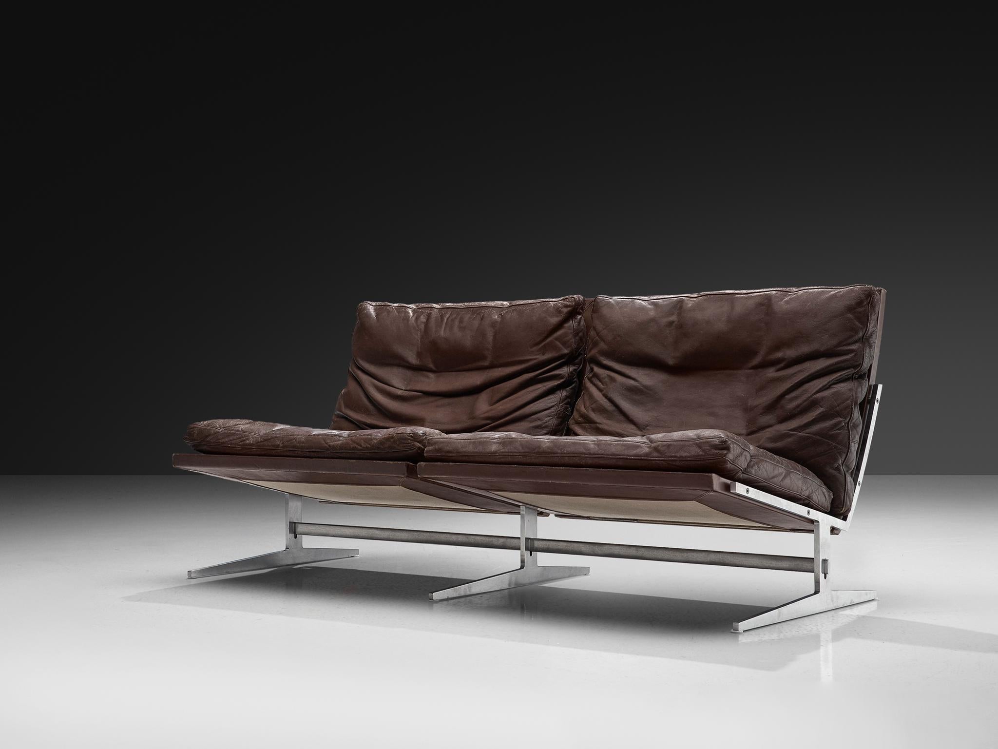 Preben Fabricius & Jørgen Kastholm per Bo-Ex, divano modello 'BO583', acciaio e pelle, Danimarca, 1962. 

Questo divano moderno e minimalista di Preben Fabricius & Jørgen Kastholm è realizzato in acciaio e pelle, con una seduta a sbalzo. La