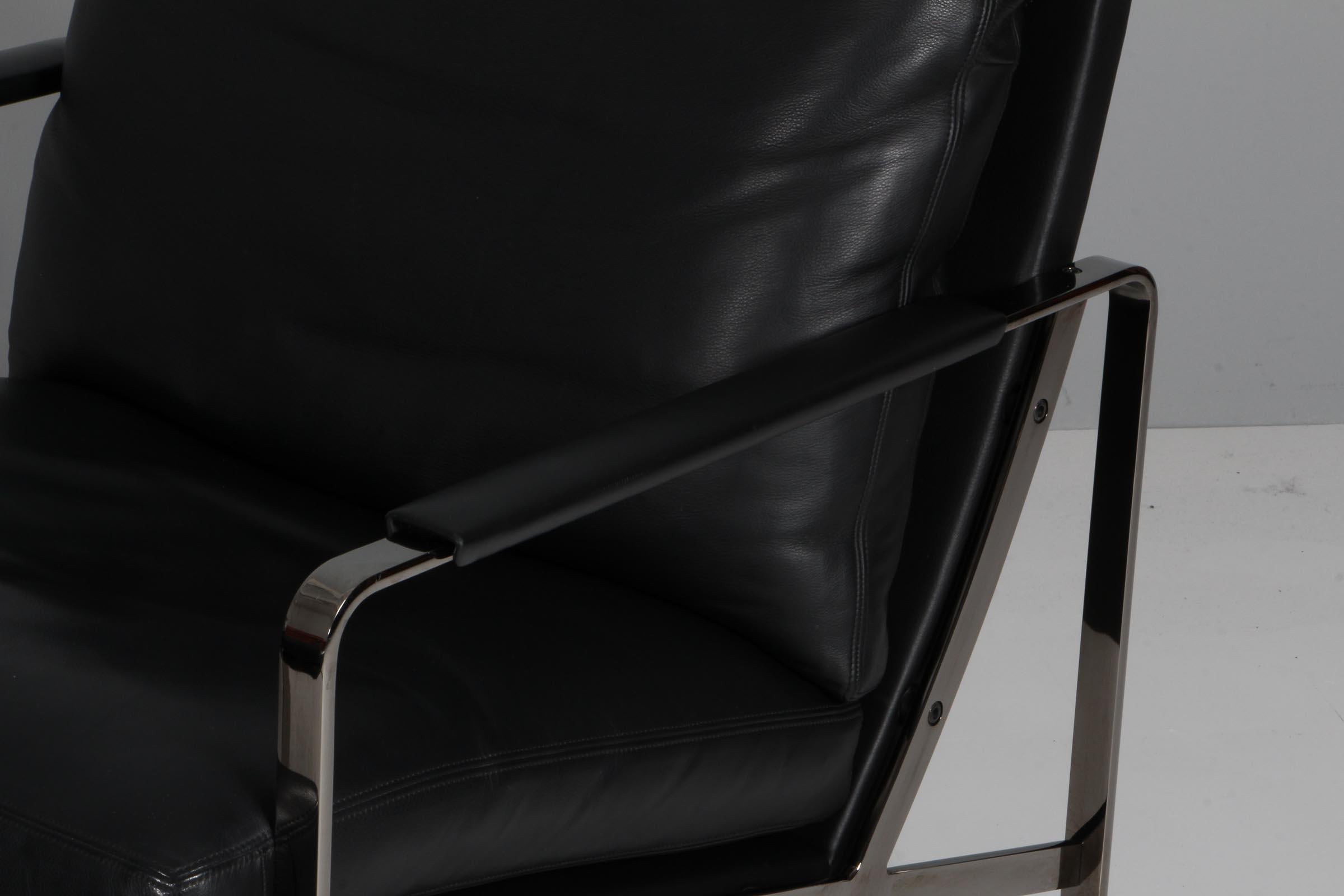 Preben Fabricius lounge chair in black aniline leather, original leather upholstery.

Frame of dark chromed steel.

Model 710, made by Walter Knoll.