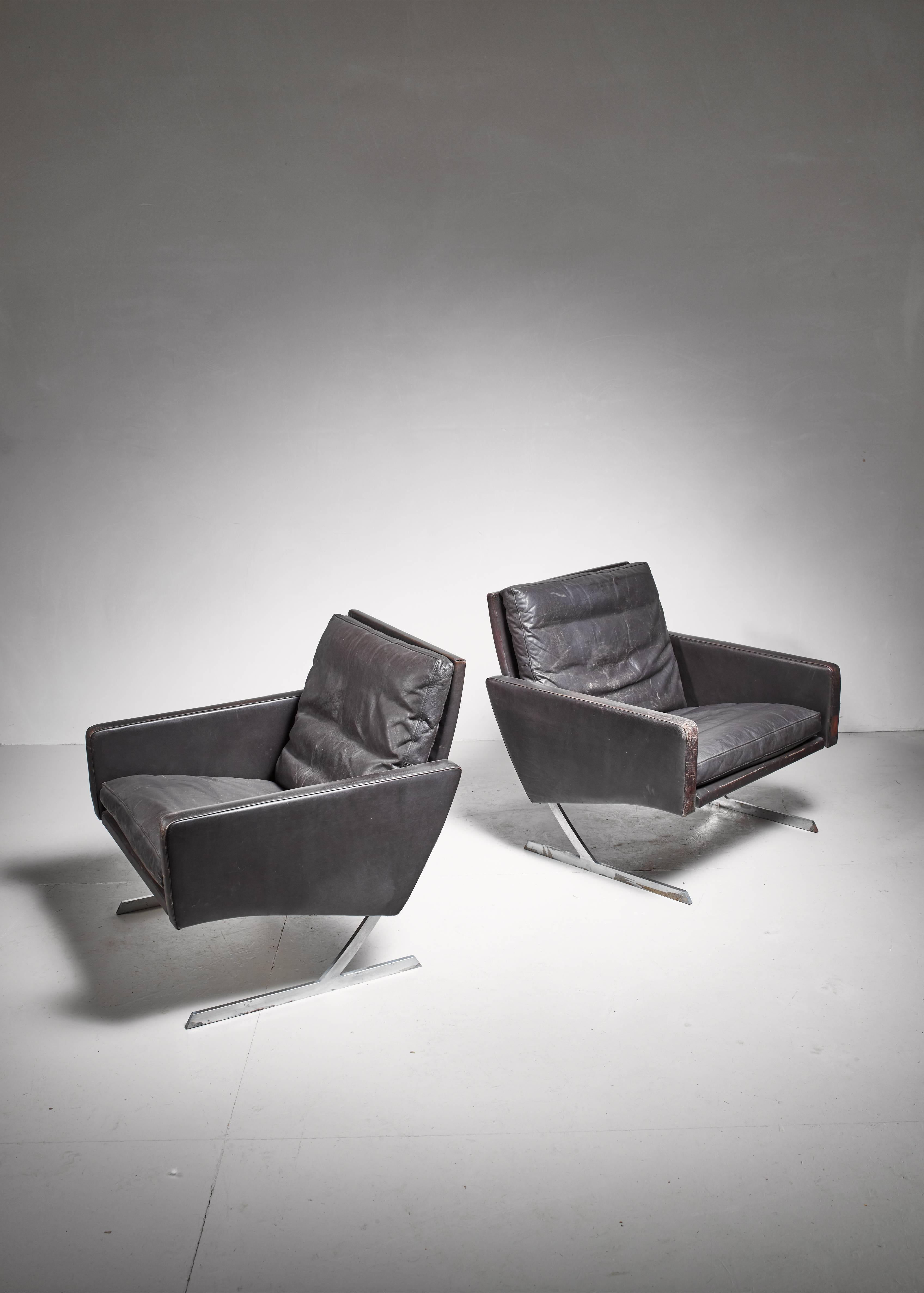 A pair of BO 701 lounge chairs by Preben Fabricius, from 1970 for Bo-ex.

The chairs are made of a steel frame with dark brown leather. The original leather is has age related wear.

 
 