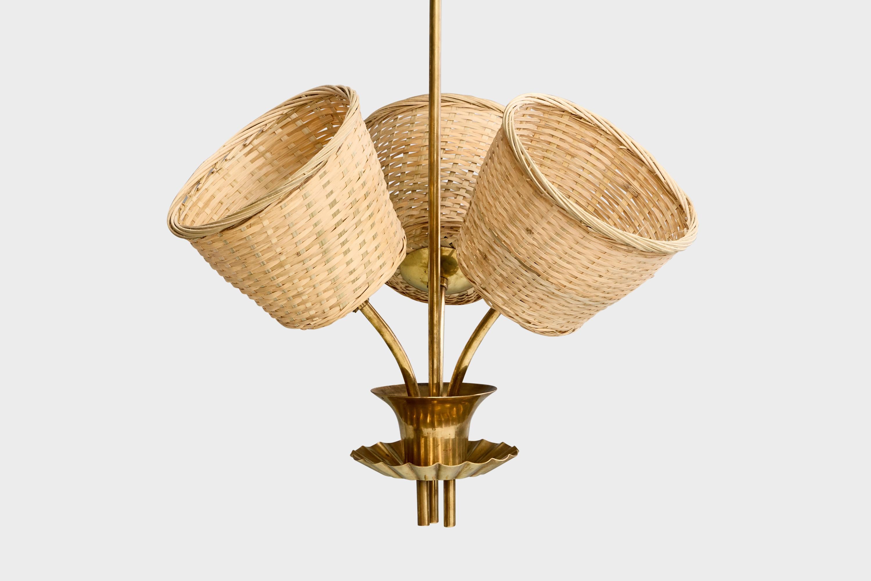 Precenta, lustre, laiton, rotin, Finlande, années 1950 Bon état - En vente à High Point, NC