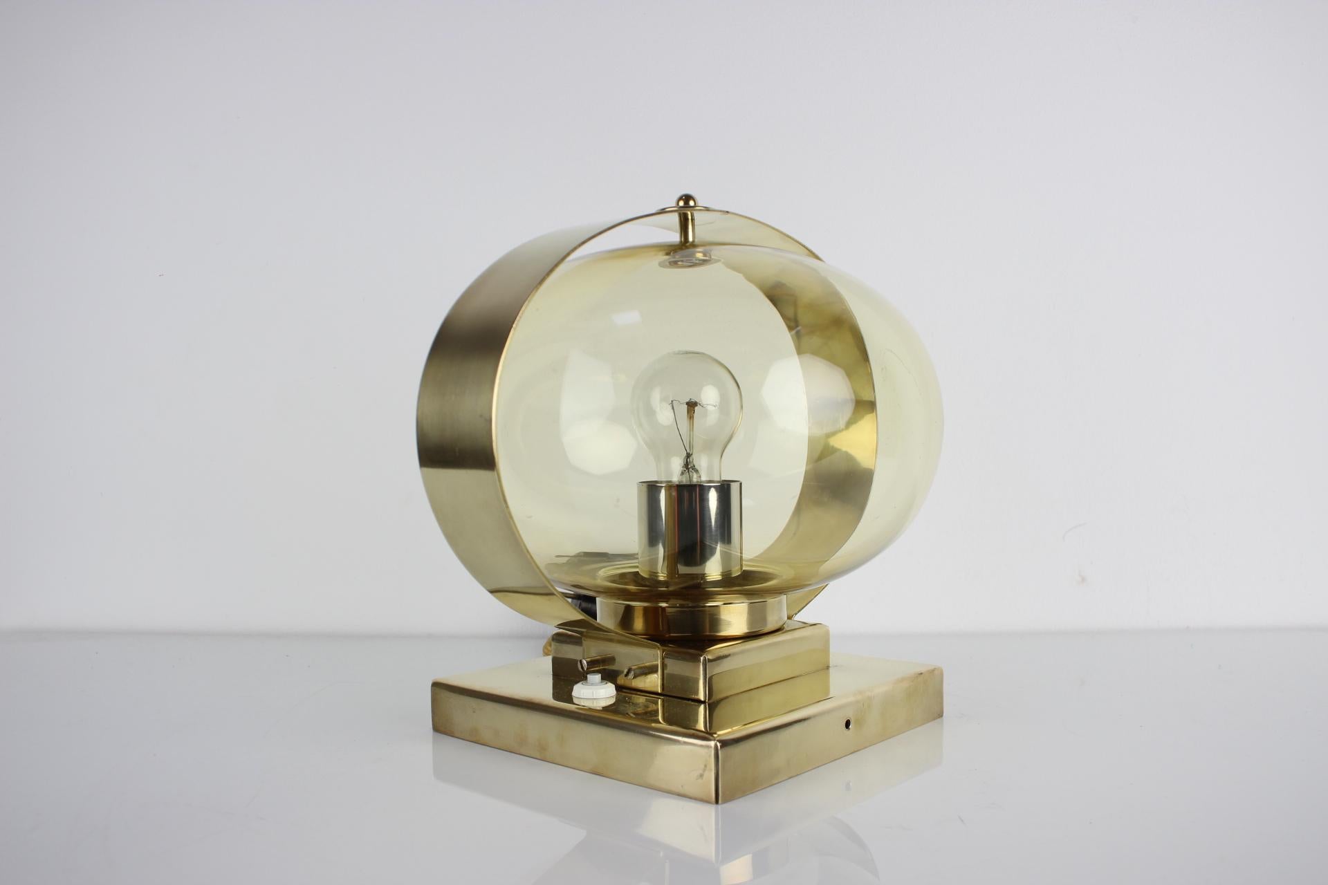 Prodotto in Cecoslovacchia
Realizzato in vetro, ottone
Patina sul cromo
Il vetro è graffiato
Nuovo cablaggio
1x60W, lampadina E27 o E26
Rilucidato
Buone condizioni originali
Compatibile con il cablaggio degli Stati Uniti.