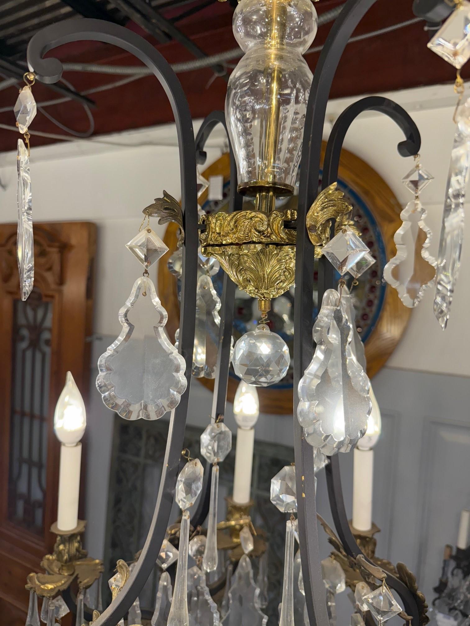 Un bellissimo lampadario di Preciosa Lighting a otto bracci in ottone e ferro con cristalli di Boemia tagliati a mano. Questo lampadario è stato importato dalla fabbrica di Preciosa nella Boemia settentrionale della Repubblica Ceca nei primi anni
