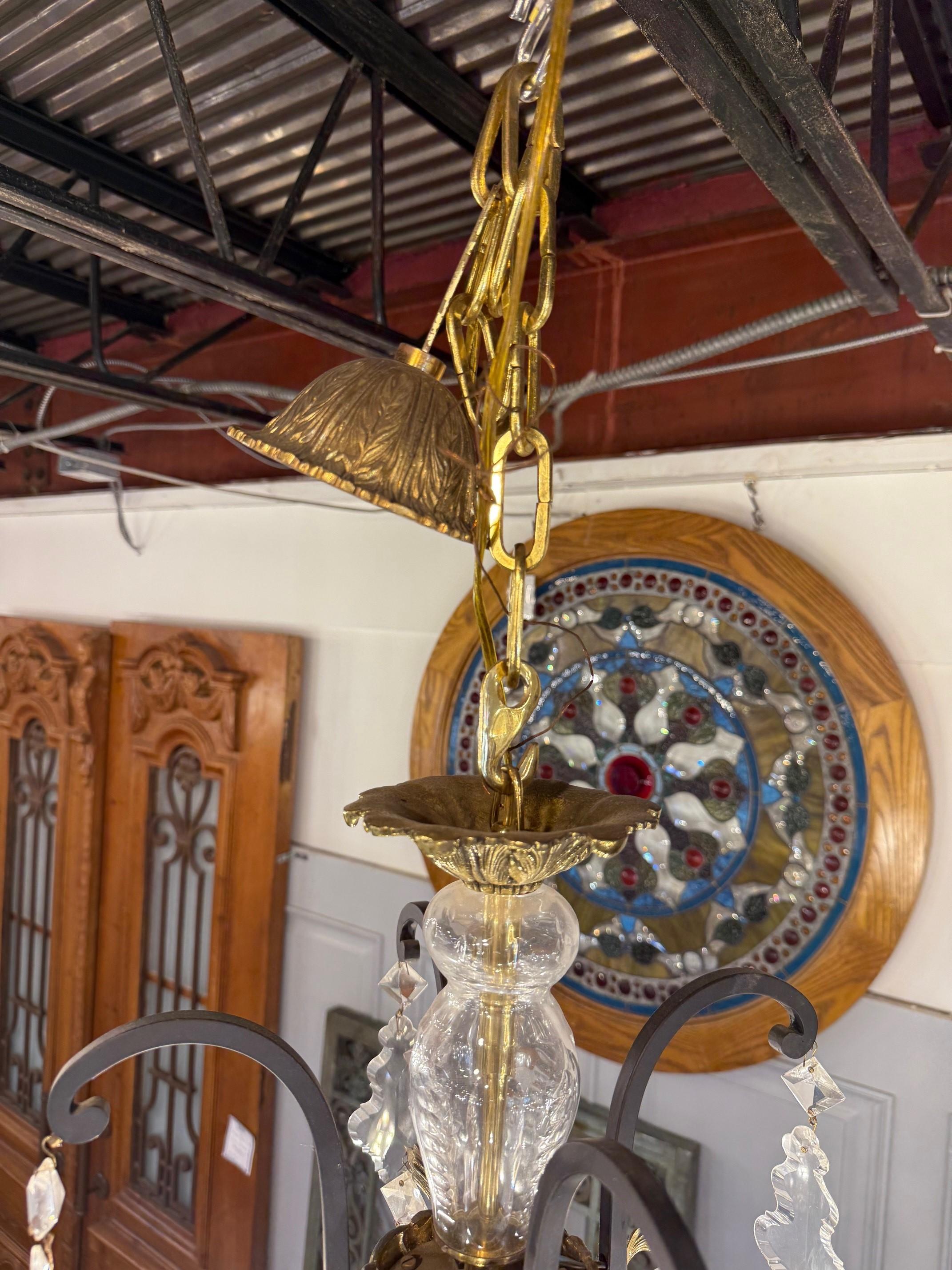 Preciosa Lighting Lampadario a 8 bracci in ottone e ferro con cristalli tagliati a mano di Boemia In condizioni ottime in vendita a Stamford, CT