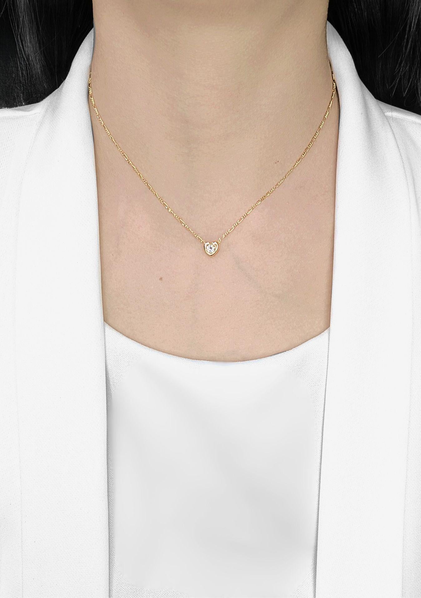 Zelebrieren Sie die Liebe und zeitlose Schönheit mit dieser romantischen Diamant-Herzkette aus 18 Karat Gelbgold. In seiner Mitte glänzt ein runder Brillant von 0,23 Karat mit der Farbe G-H und der Reinheit VS, der aus einer glatten herzförmigen