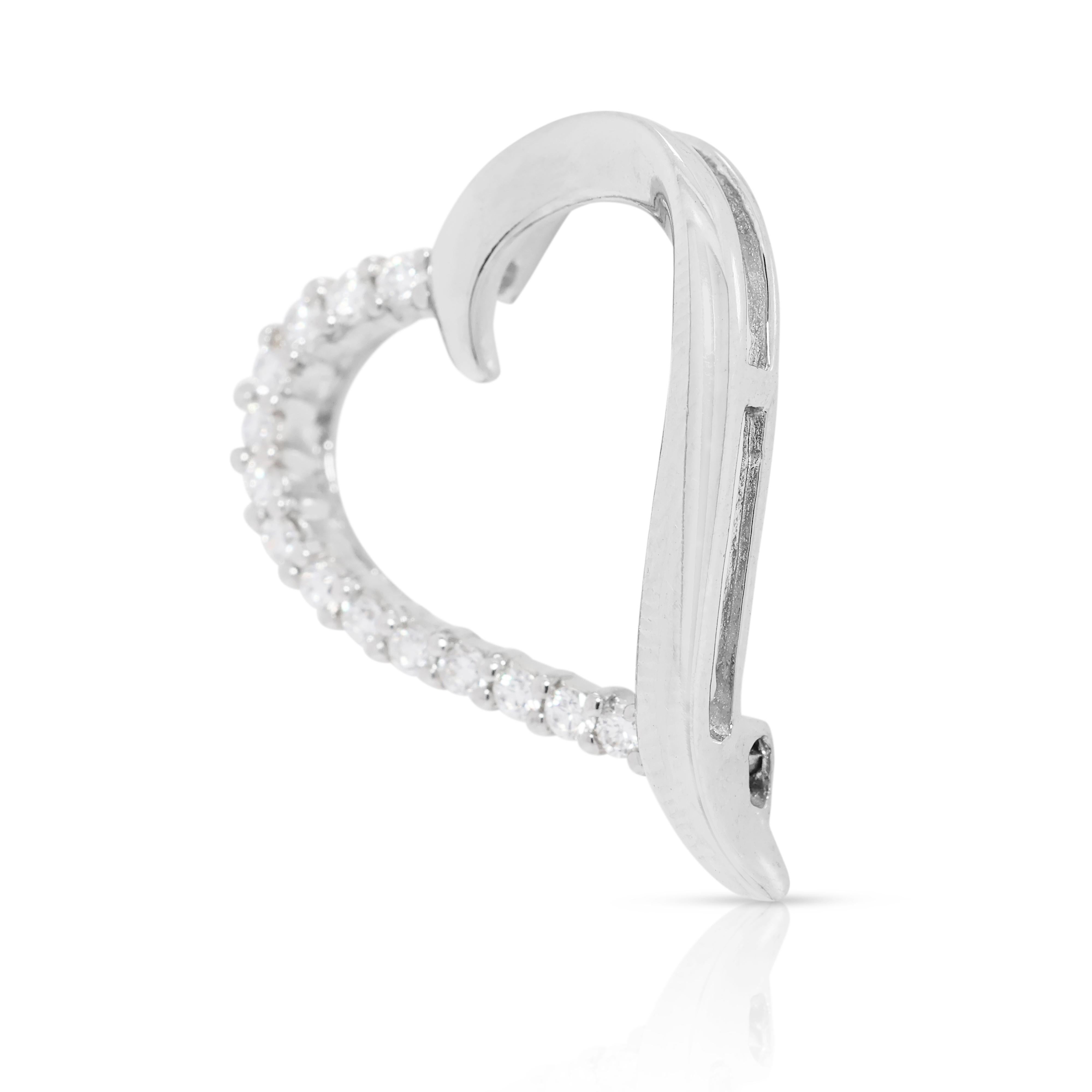 Taille ronde Pendentif en or blanc 18 carats avec cœur en diamant naturel de 0,28 carats en vente