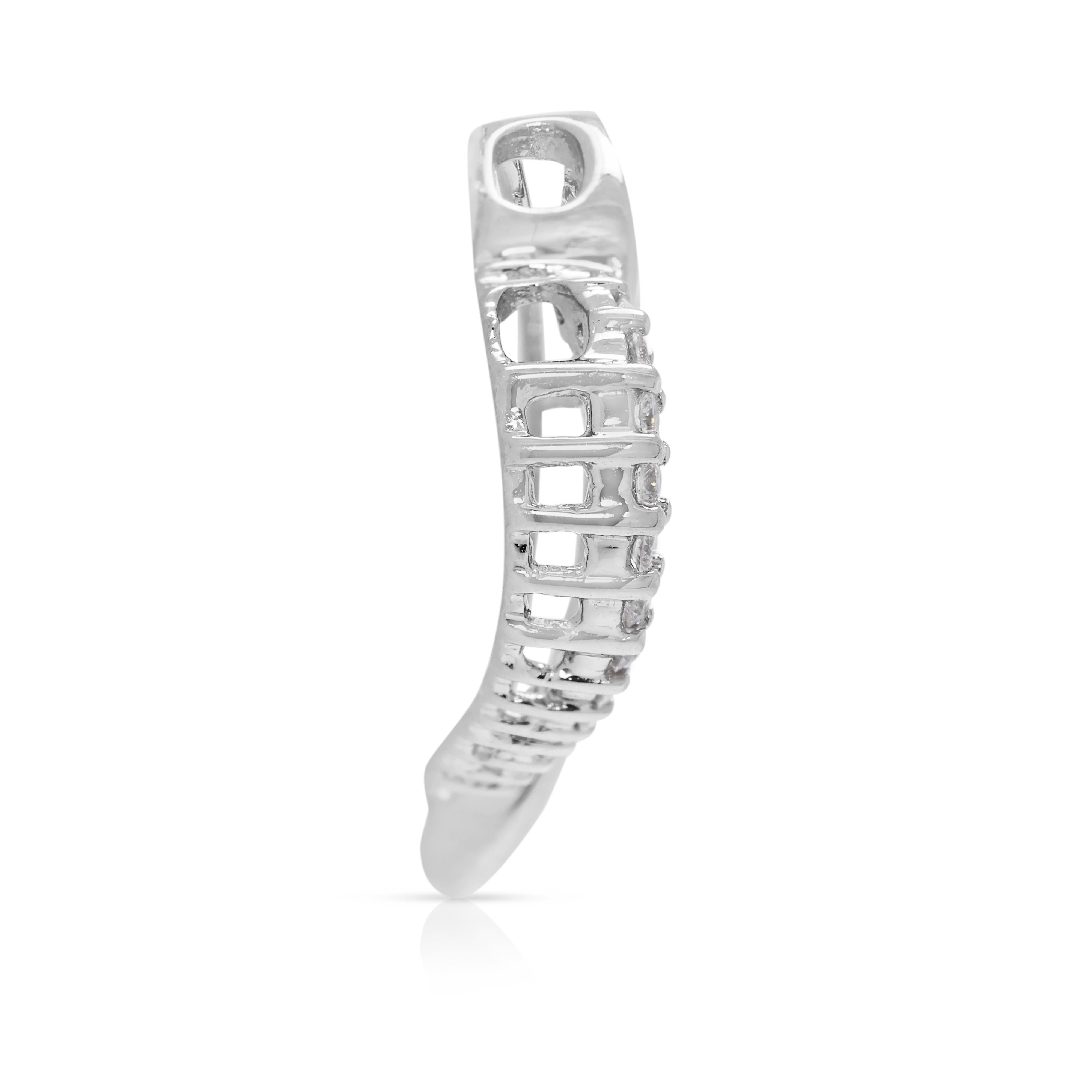 Pendentif en or blanc 18 carats avec cœur en diamant naturel de 0,28 carats Pour femmes en vente