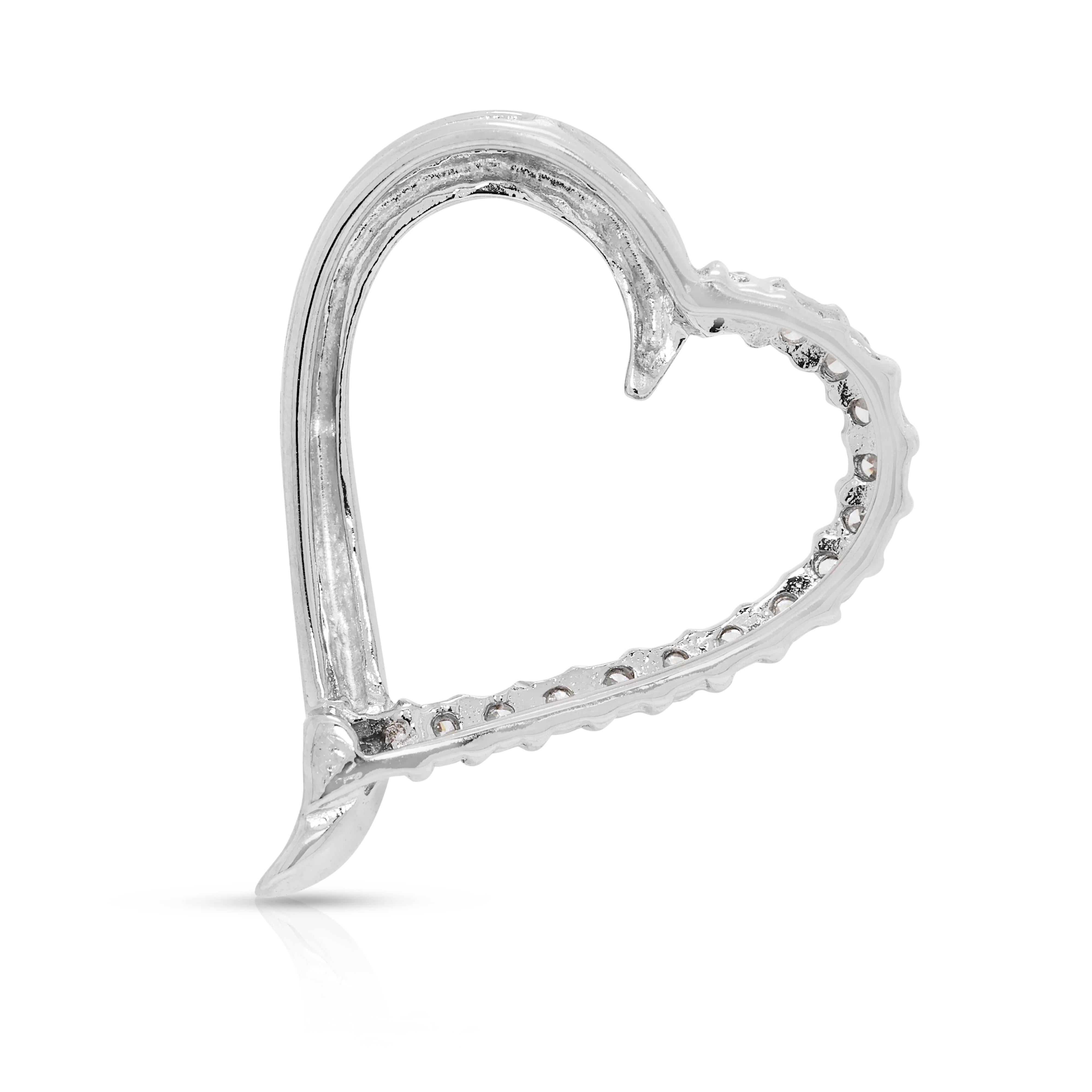 Pendentif en or blanc 18 carats avec cœur en diamant naturel de 0,28 carats en vente 1
