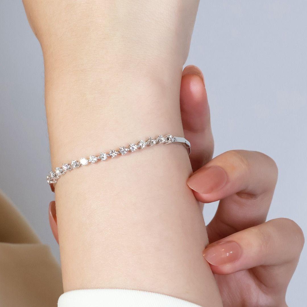 Unveiling a stunning 18k white gold tennis bracelet, designed to captivate with its classic elegance. This exquisite piece features 15 sparkling round brilliant diamonds with a carat weight of 0.82 carats, each boasting a near-colorless G color