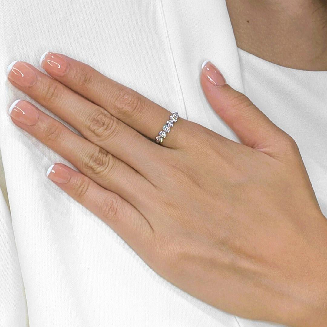 Romantico nel design e radioso nei dettagli, questo anello presenta sei diamanti naturali a forma di cuore, per un totale di 1,08 carati, ciascuno con colore G e purezza VS per una brillantezza eccezionale. I diamanti sono disposti in una fila