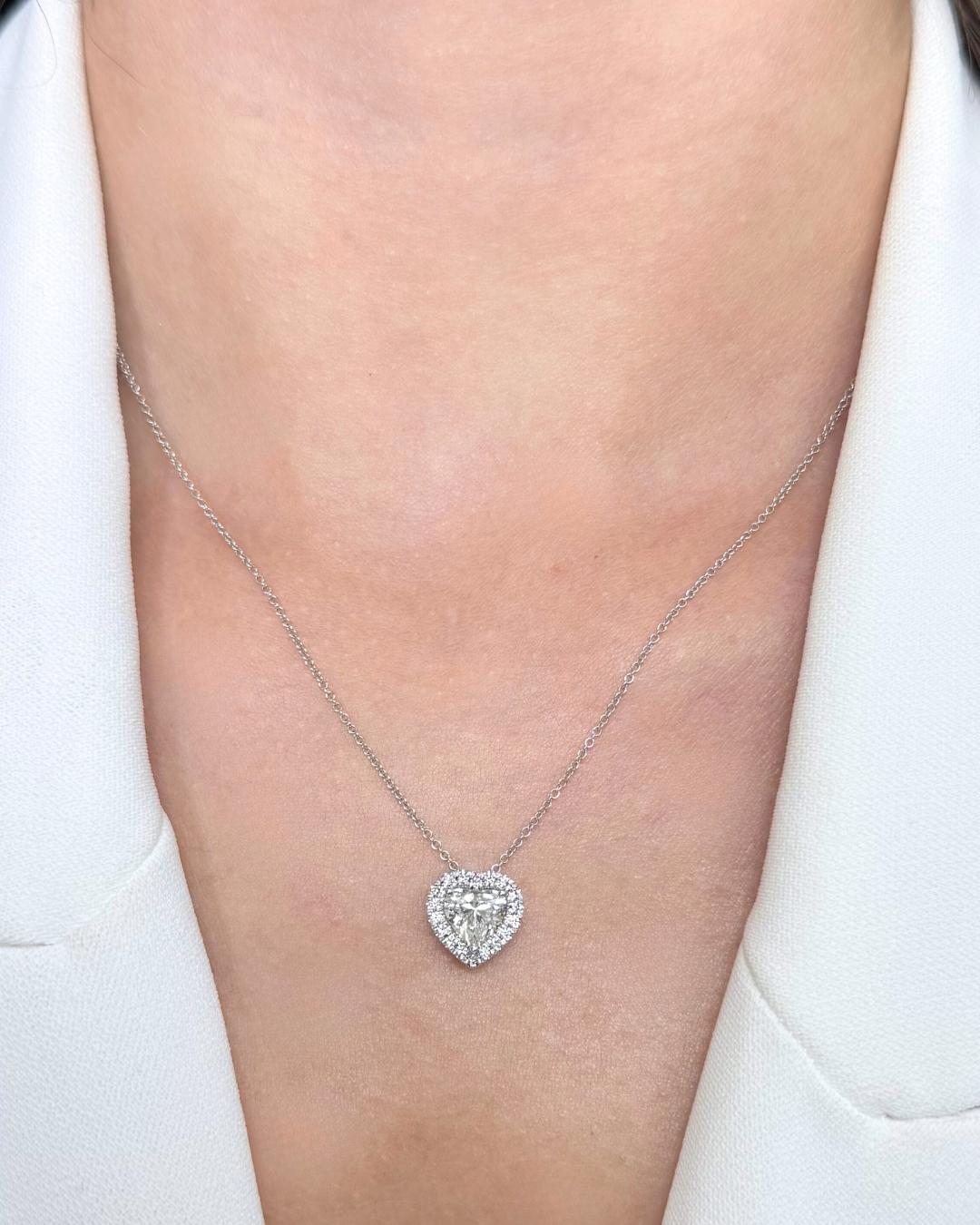 Preziosa collana di diamanti da 1,21 carati con ciondolo a forma di cuore a raggiera in oro bianco 18 carati - Certificato IGI

Irradia amore ed eleganza con questa incantevole collana, finemente realizzata in luminoso oro bianco 18 carati. Il