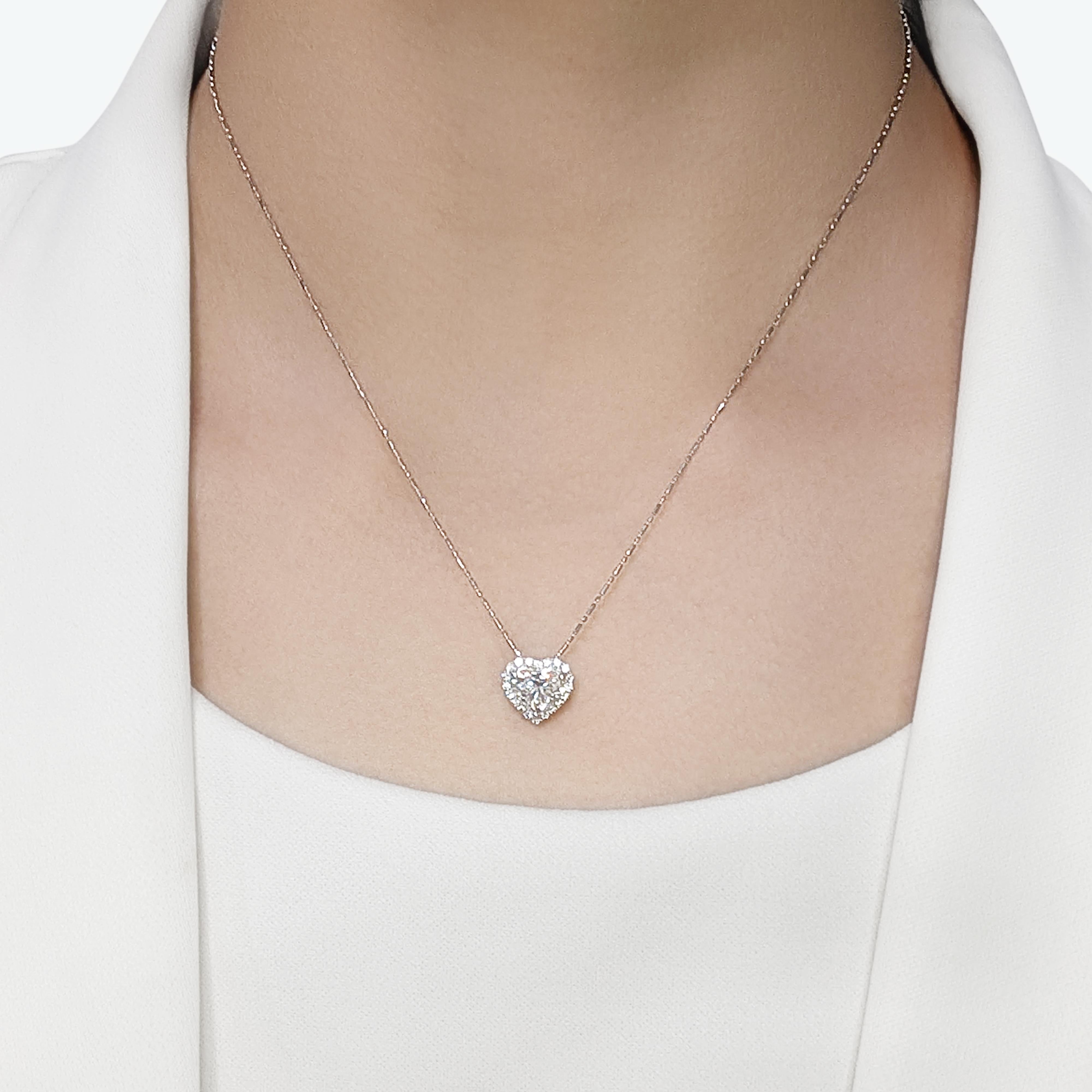 Ti presentiamo l'epitome dell'eleganza: un ciondolo nuovo di zecca, non indossato, di Fonder, realizzato in radioso oro bianco 18 carati. Questo pezzo sorprendente presenta al centro uno splendido diamante naturale a forma di cuore da 1,51 carati,