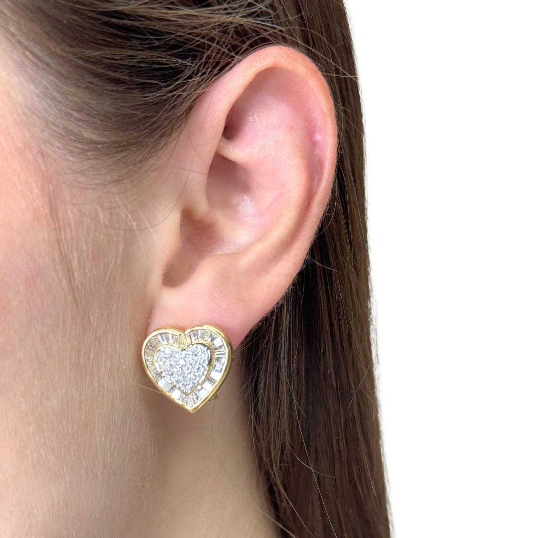 Boucles d'oreilles précieuses en forme de cœur en or jaune et blanc 18 carats et diamants 2.37ct - IGI Certified

Conçues pour captiver, ces élégantes boucles d'oreilles en or jaune et blanc 18 carats éblouissent avec un total de 124 diamants,