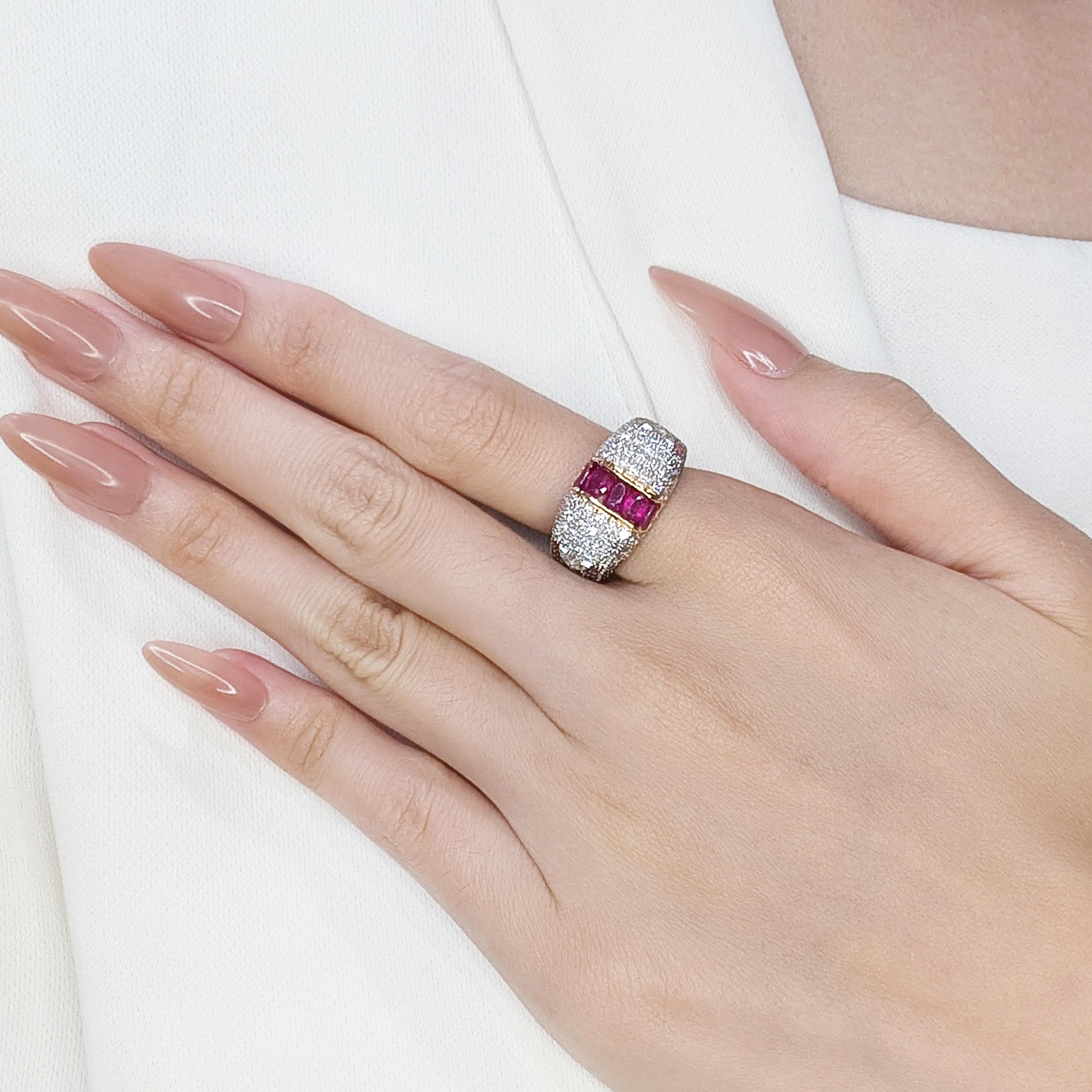 Cette grosse bague d'occasion est une création audacieuse et exquise, réalisée en luxueux or jaune 18 carats. Il comprend cinq rubis de taille ovale d'un poids combiné de 0,75ct, complétés par 76 rubis ronds de taille brillant, d'un poids total de
