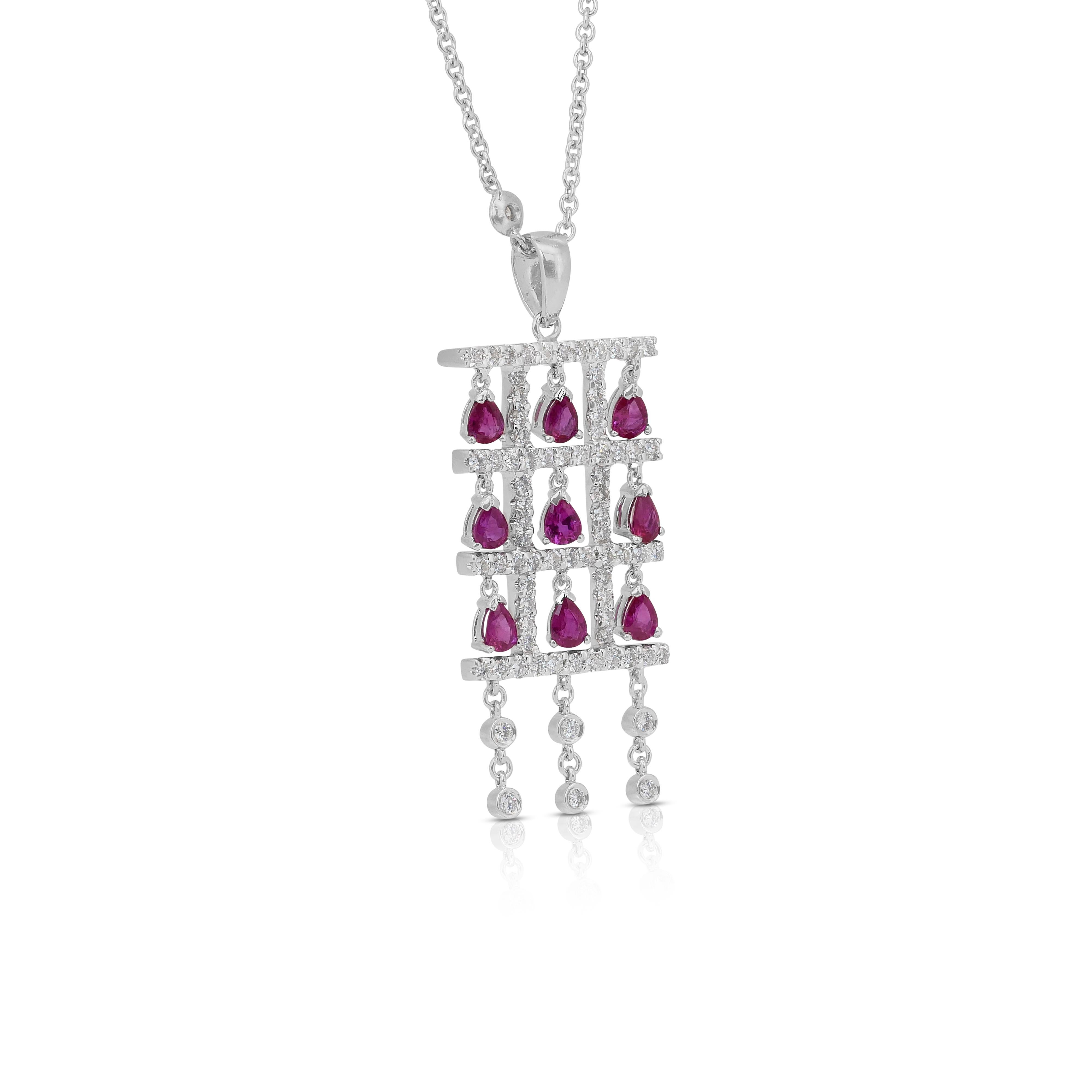 Collana con ciondolo in oro bianco 18 carati con 2,85 rubini e diamanti preziosi - Certificato IGI

Raffinata e radiosa, questa collana in oro bianco 18 carati mette in mostra 9 squisiti rubini a forma di pera per un totale di 1,67 carati, ognuno