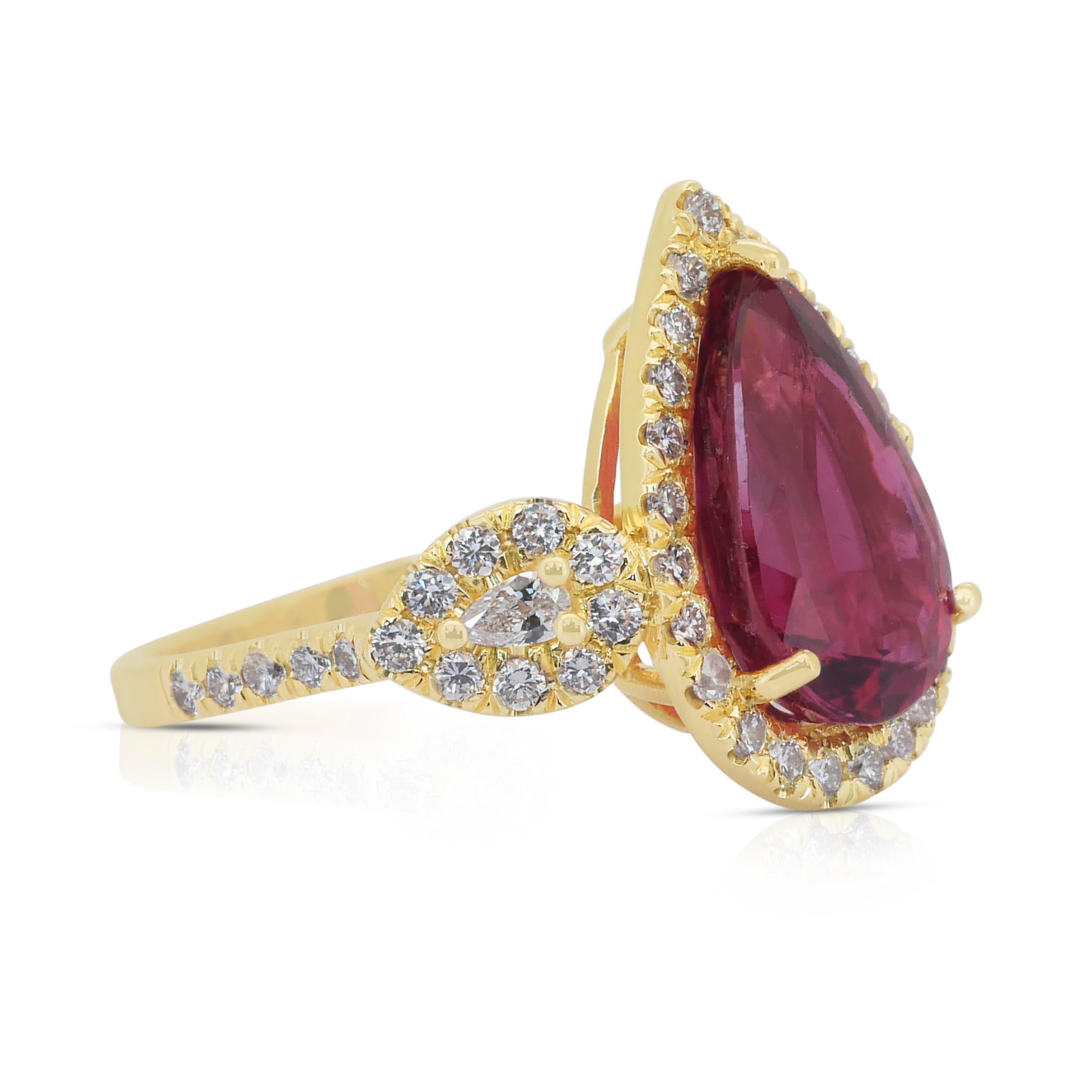 Bague cocktail en or jaune 18 carats, rubellite et diamants - certifiée GIA

Éblouissez par la riche allure de cette rubellite de 4,96 carats taillée en poire, qui brille d'une captivante teinte rouge-violacé. Sertie en or jaune 18 carats, cette
