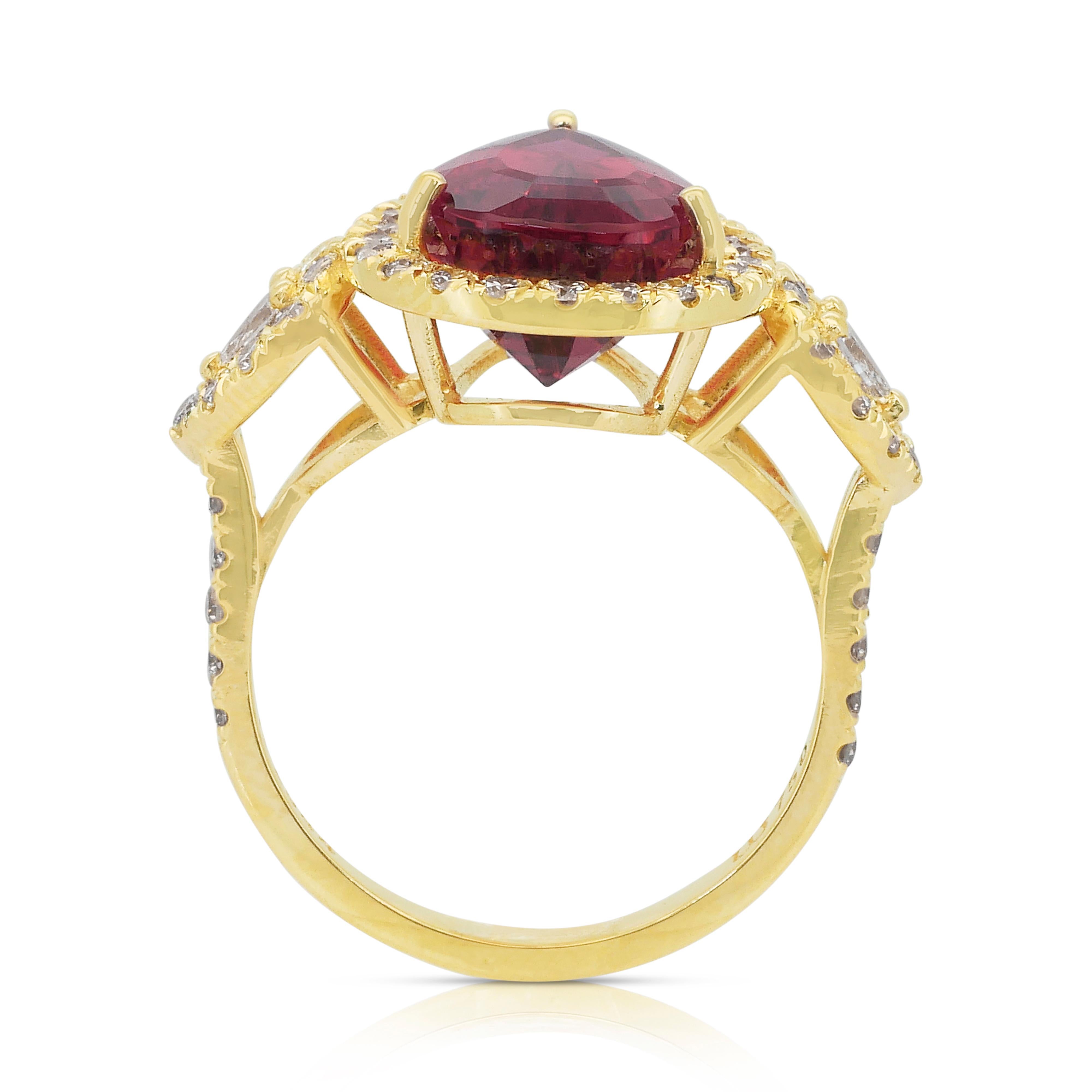 Bague cocktail précieuse en or jaune 18 carats, rubellite 5,93 carats et diamants - GIA en vente 3