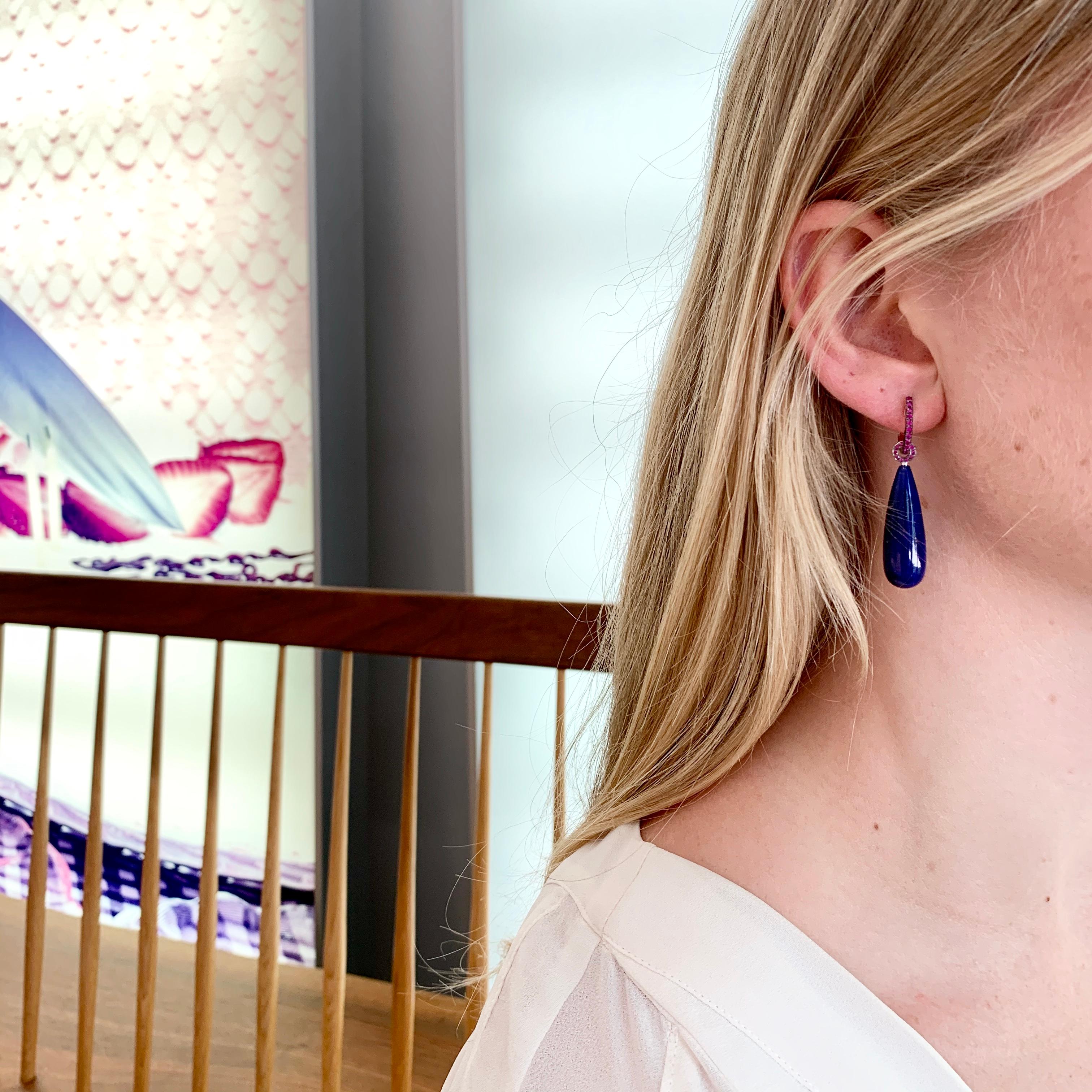 The fascination lies in the interplay of colours - lapis lazuli with precious rubies....
A beautiful pair of earrings which can be worn for both, a clean and sharp office look as well as a stunning evening gown or cocktail dress 