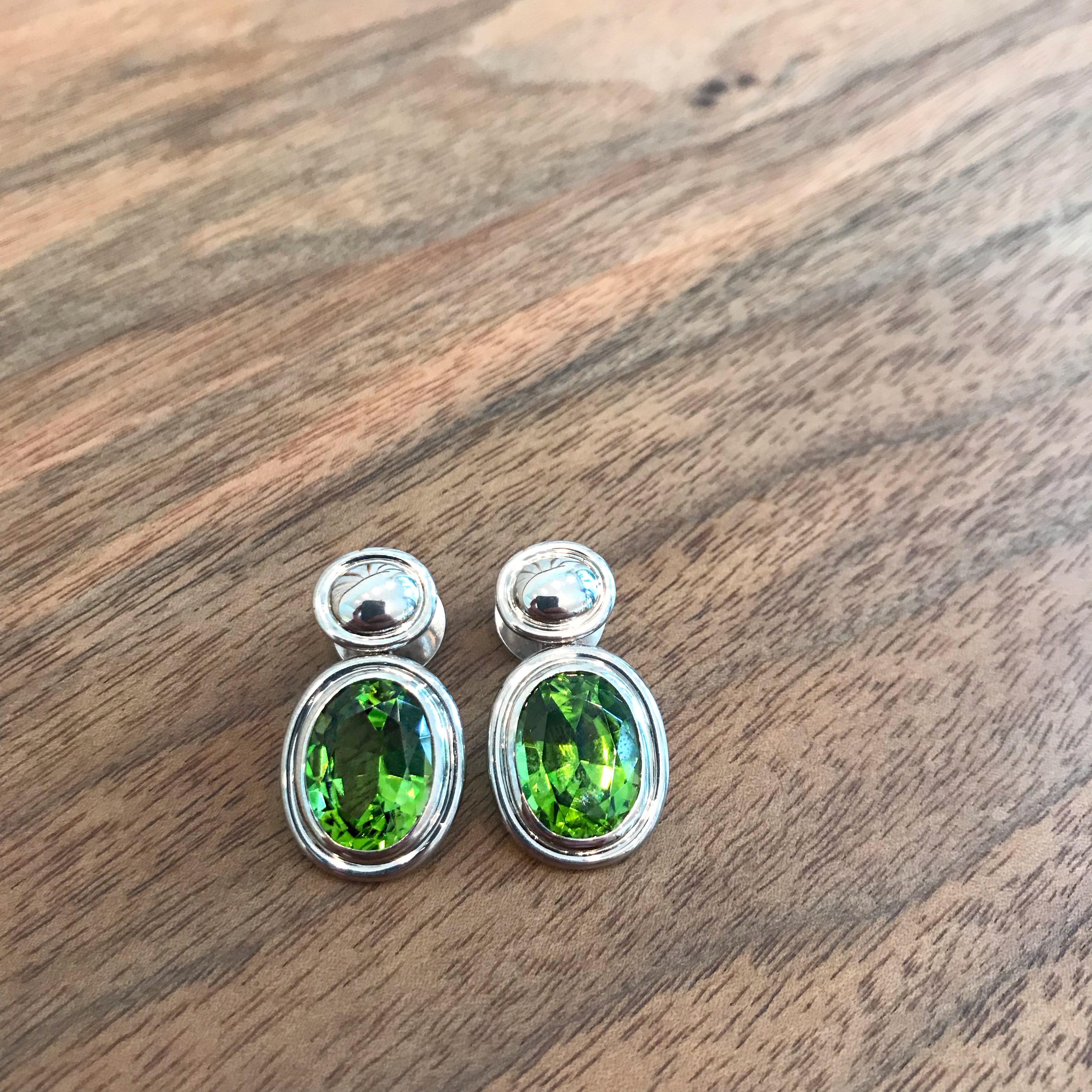 Oval Cut Precious Basics Earrings in 18 Carat White Gold, 2 Peridots of 13.55 Carat