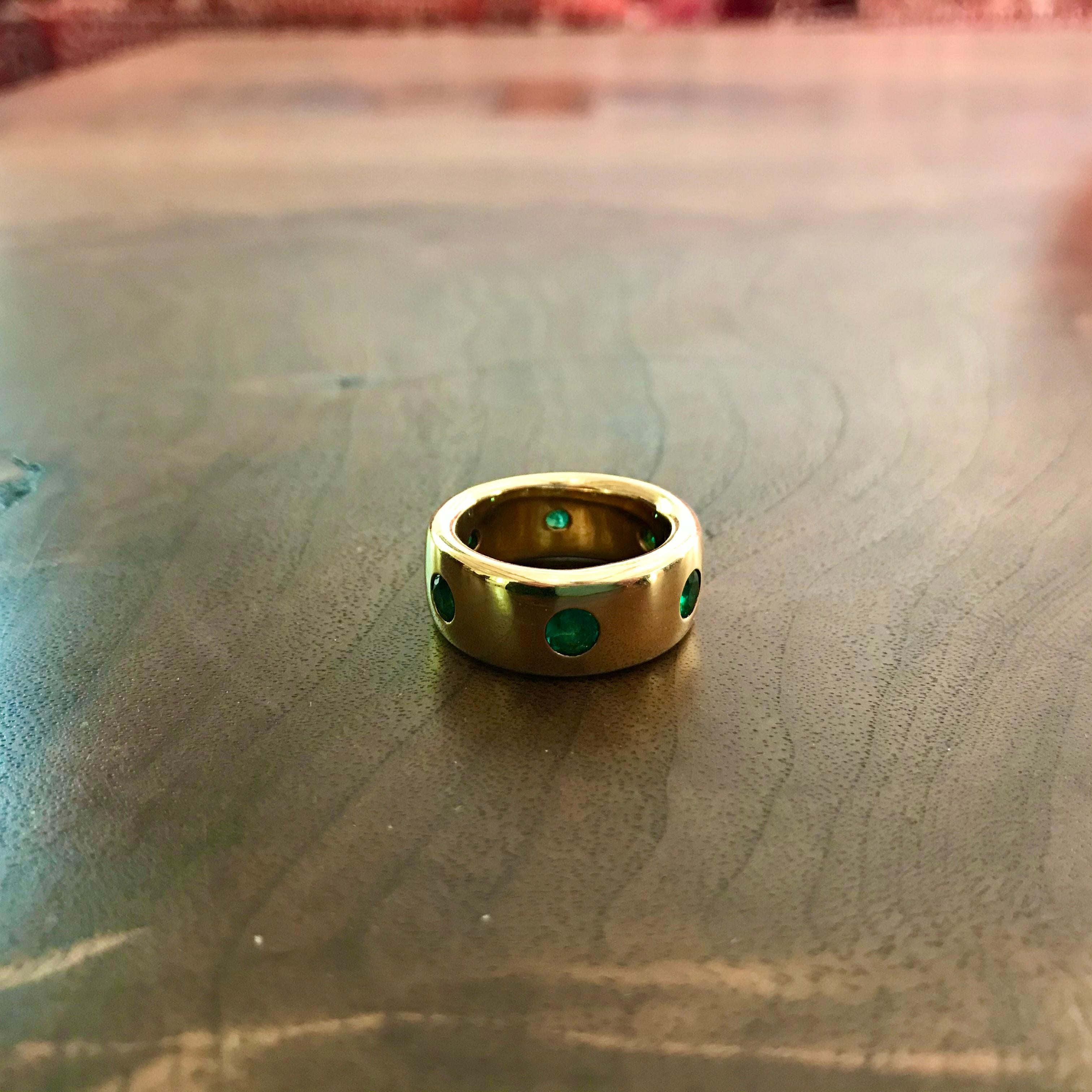 Round Cut Precious Basics Ring in 18 Carat Yellow Gold, 6 Emeralds 1.05 Carat
