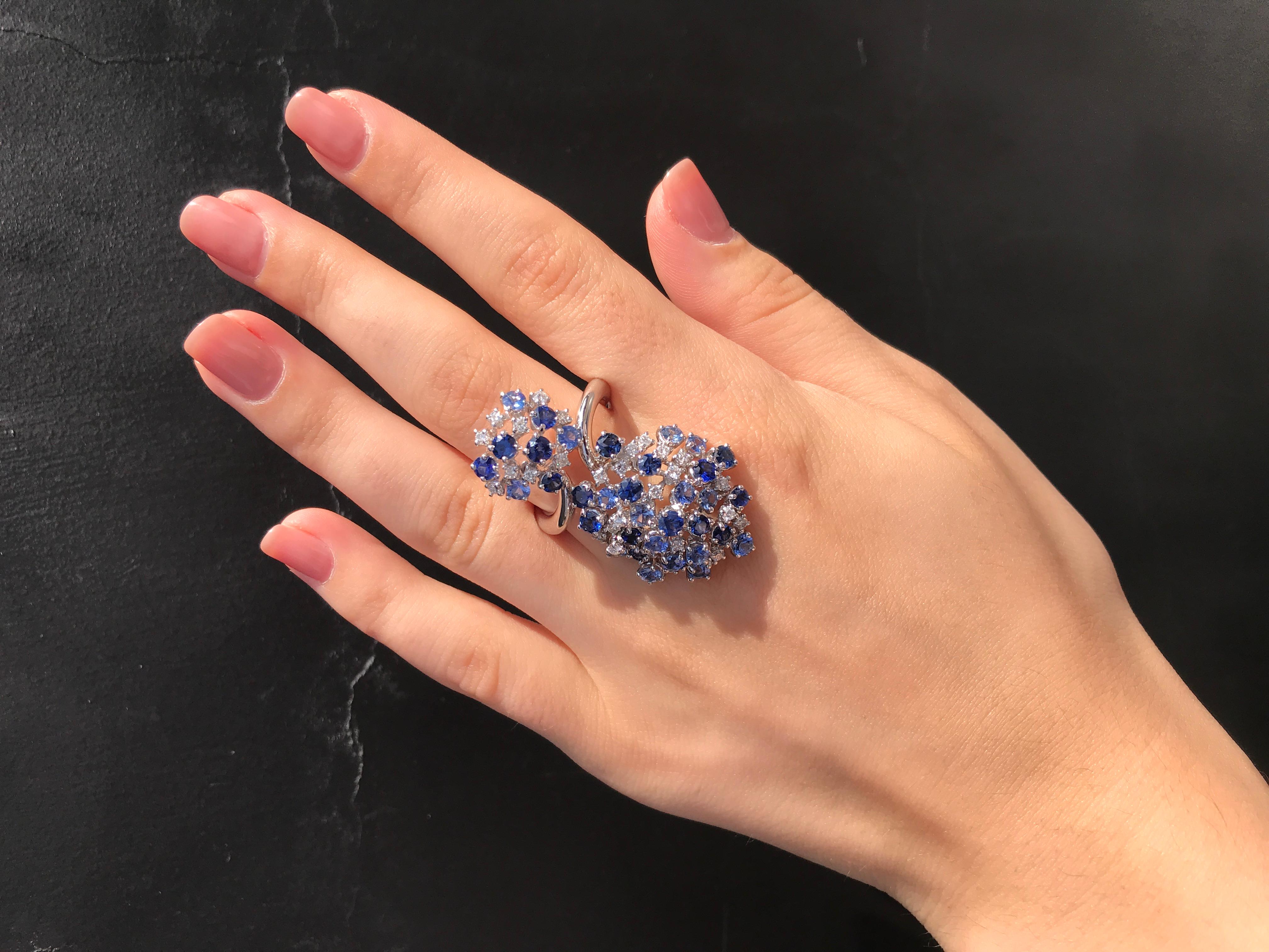 Precioso Anillo de Oro de 18 Kilates Azul, Zafiro Púrpura, Diamante Blanco y Flor en Nuevo estado para la venta en Genève, GE