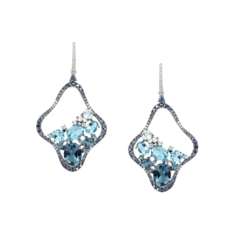 Boucles d'oreilles pendantes en or blanc avec précieux saphirs bleus et topaze et diamants blancs