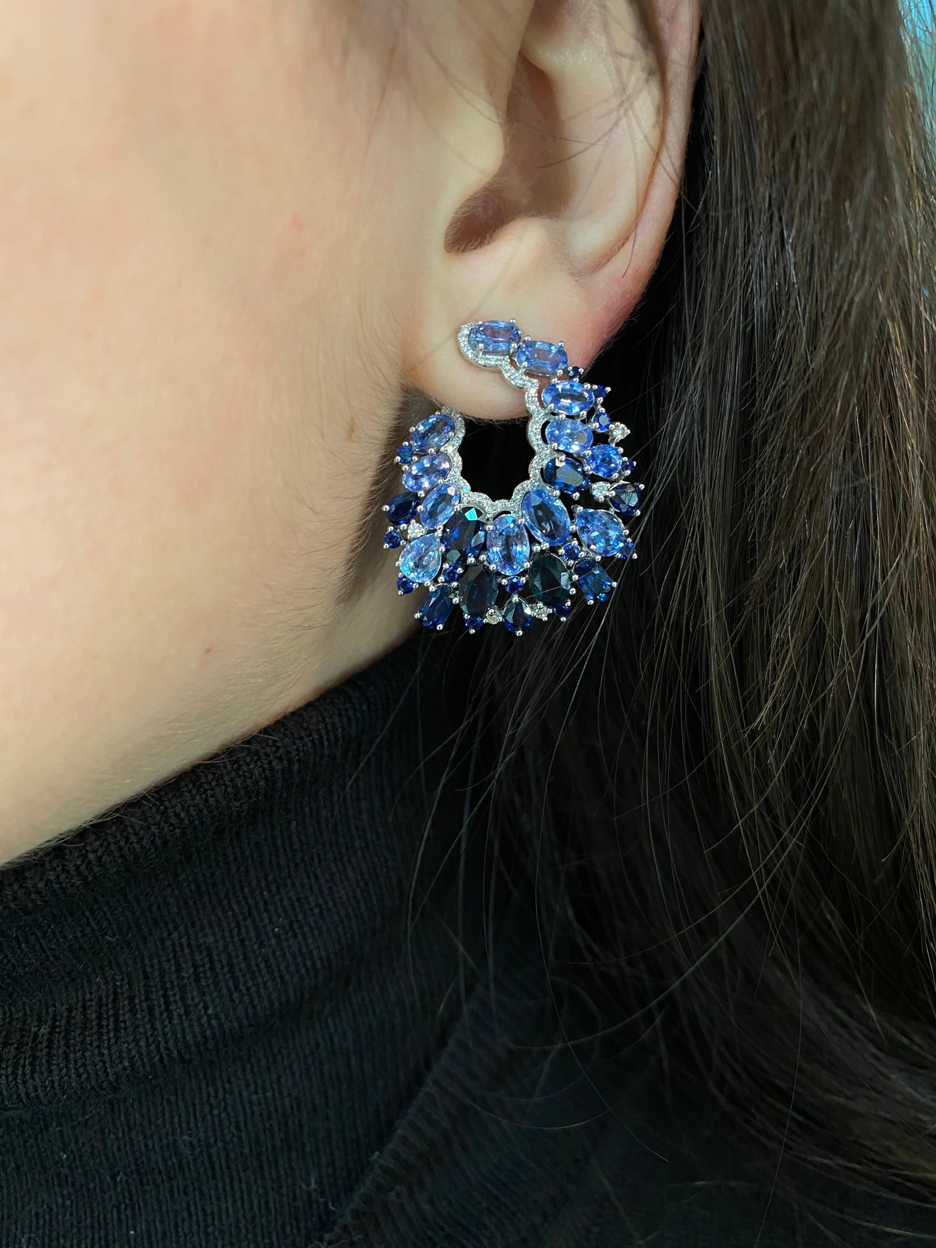 Taille ronde Boucles d'oreilles fantaisie en or blanc 18 carats avec saphir bleu précieux et diamant blanc en vente