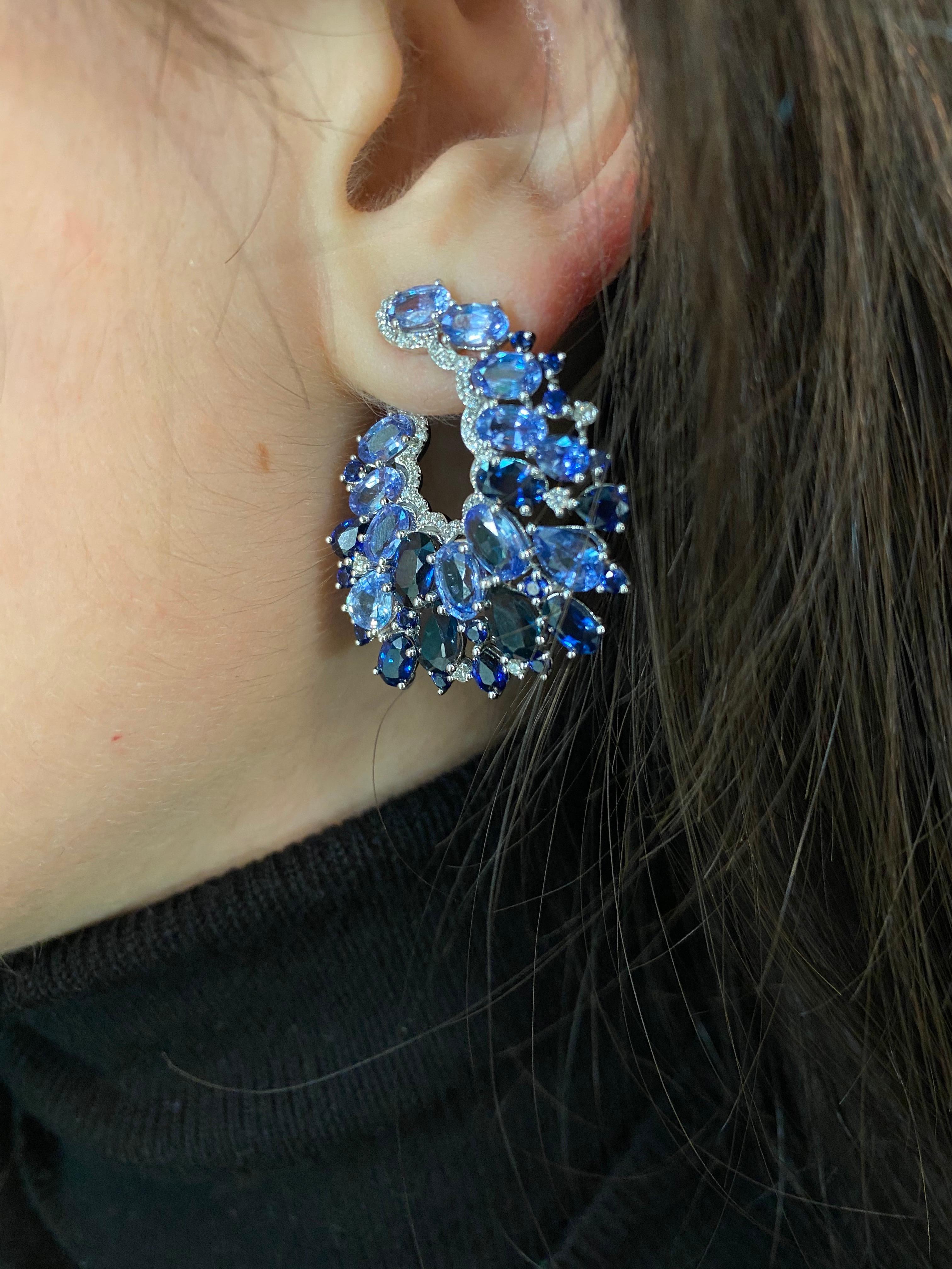 Boucles d'oreilles fantaisie en or blanc 18 carats avec saphir bleu précieux et diamant blanc Neuf - En vente à Genève, GE