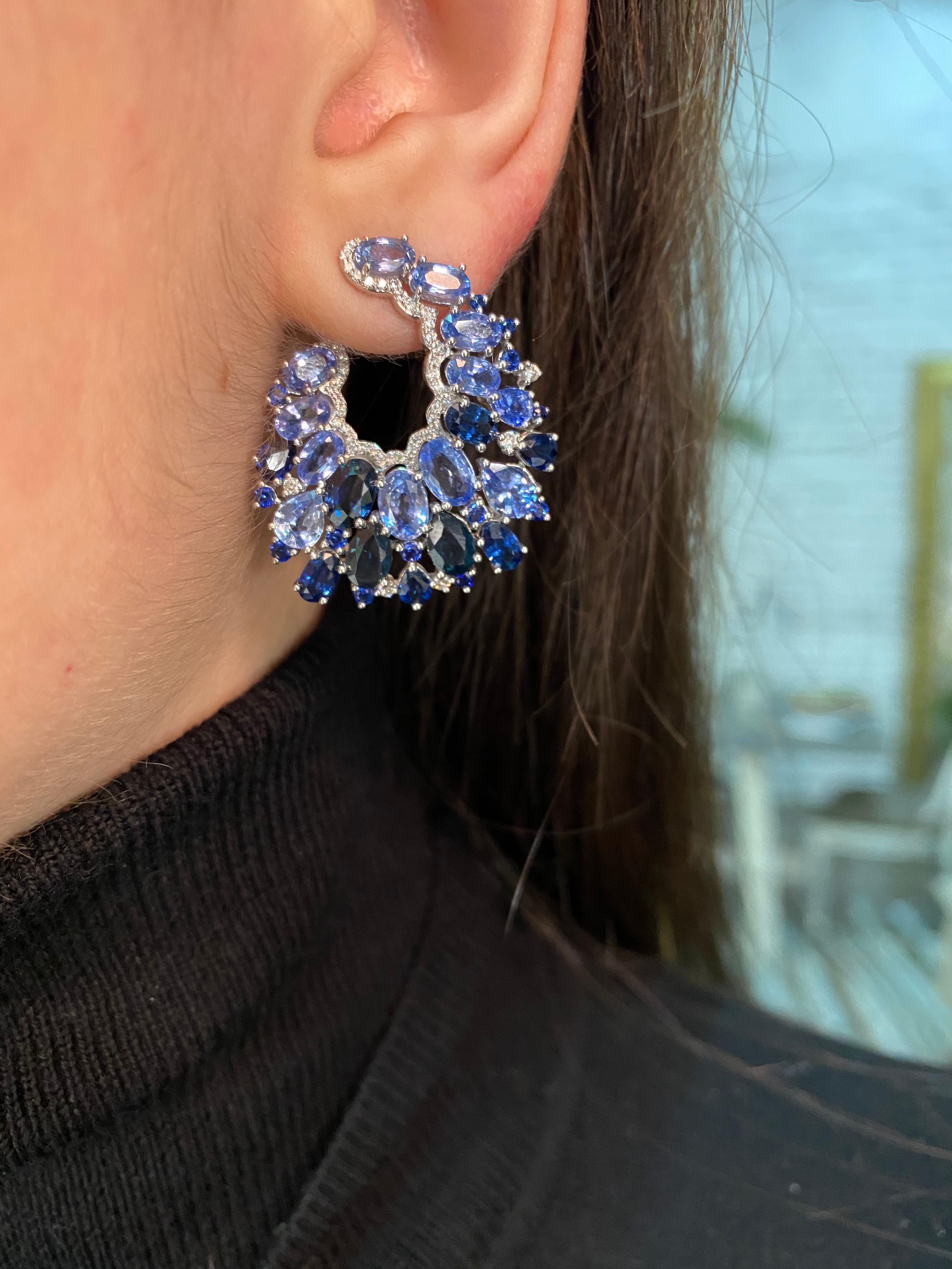 Boucles d'oreilles fantaisie en or blanc 18 carats avec saphir bleu précieux et diamant blanc Pour femmes en vente