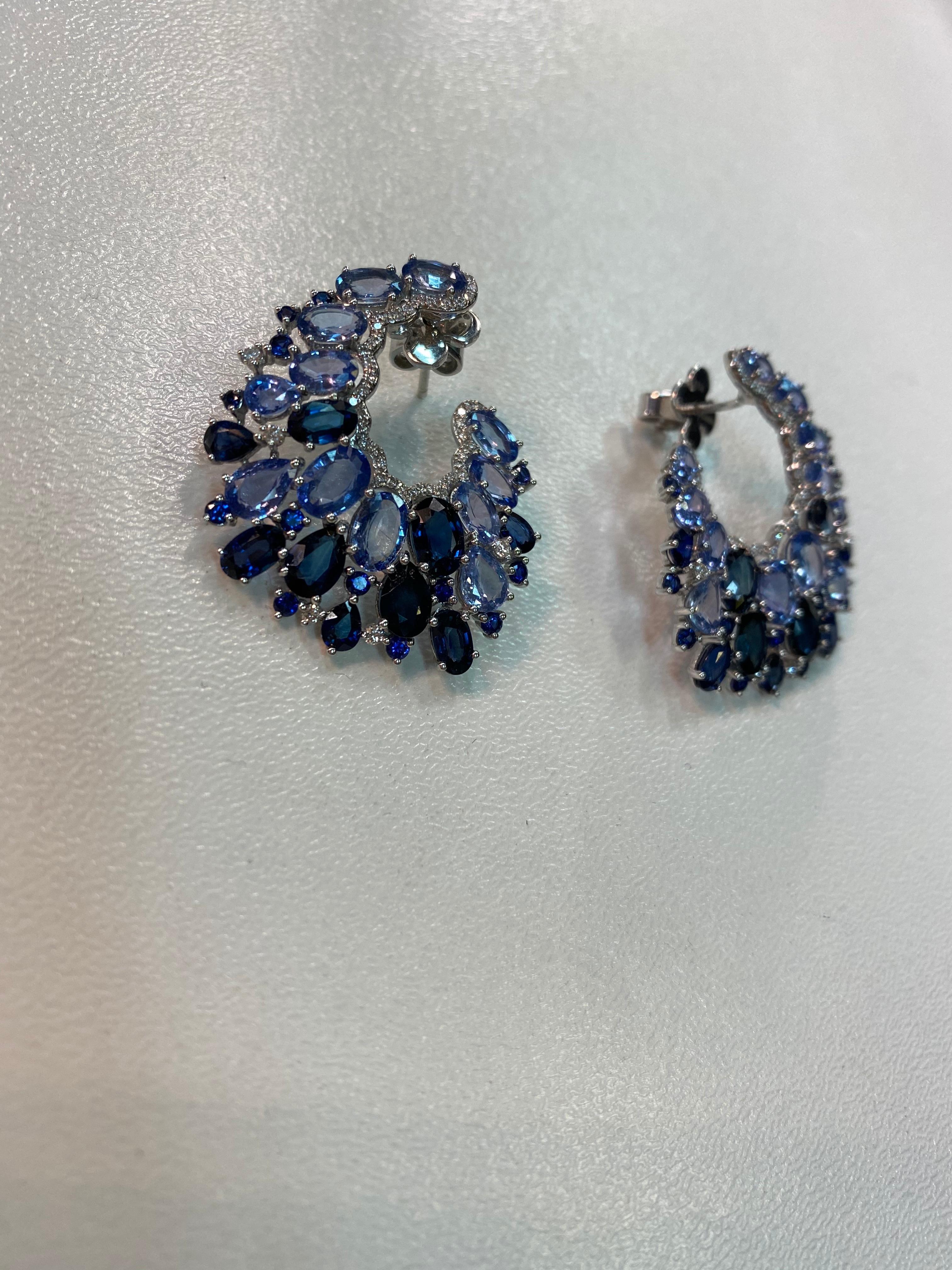 Boucles d'oreilles fantaisie en or blanc 18 carats avec saphir bleu précieux et diamant blanc en vente 1