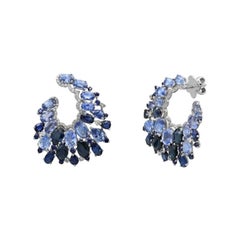 Boucles d'oreilles fantaisie en or blanc 18 carats avec précieux saphirs bleus et diamants blancs