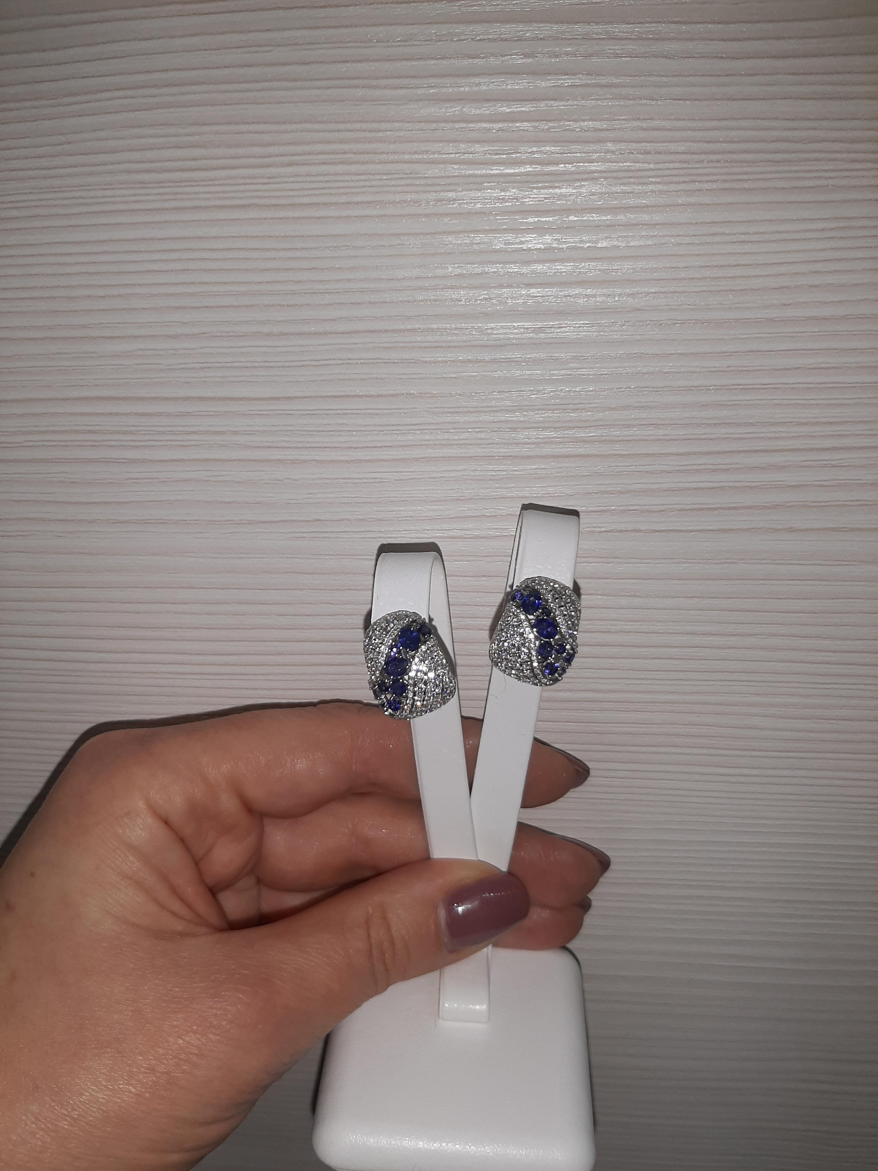 Donna Preziosi orecchini d'autore in oro bianco con diamanti blu e zaffiri bianchi in vendita