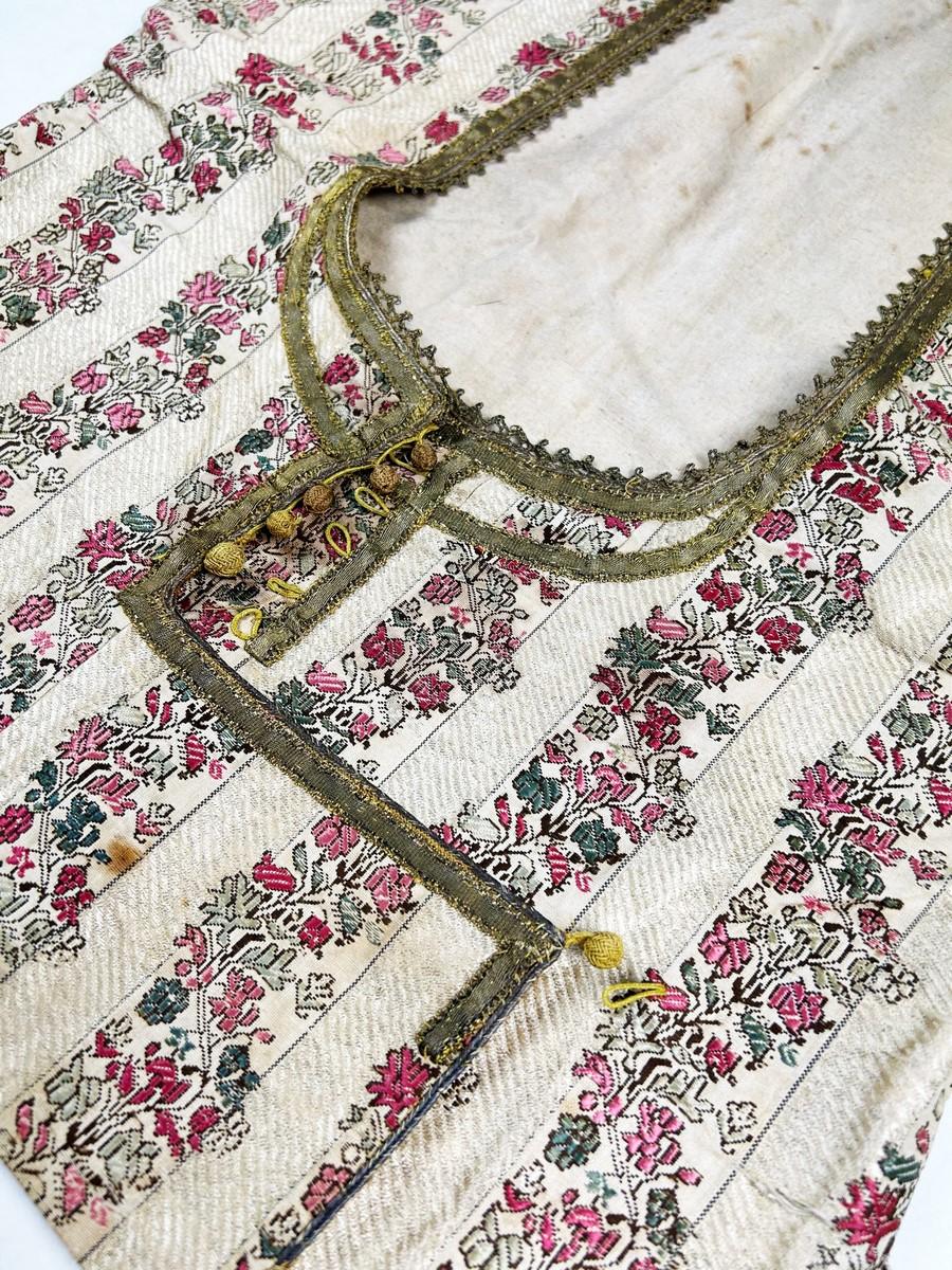 Precious brocaded silk ceremonial bodice - Indian or Persian Late 18th In Fair Condition In Toulon, FR