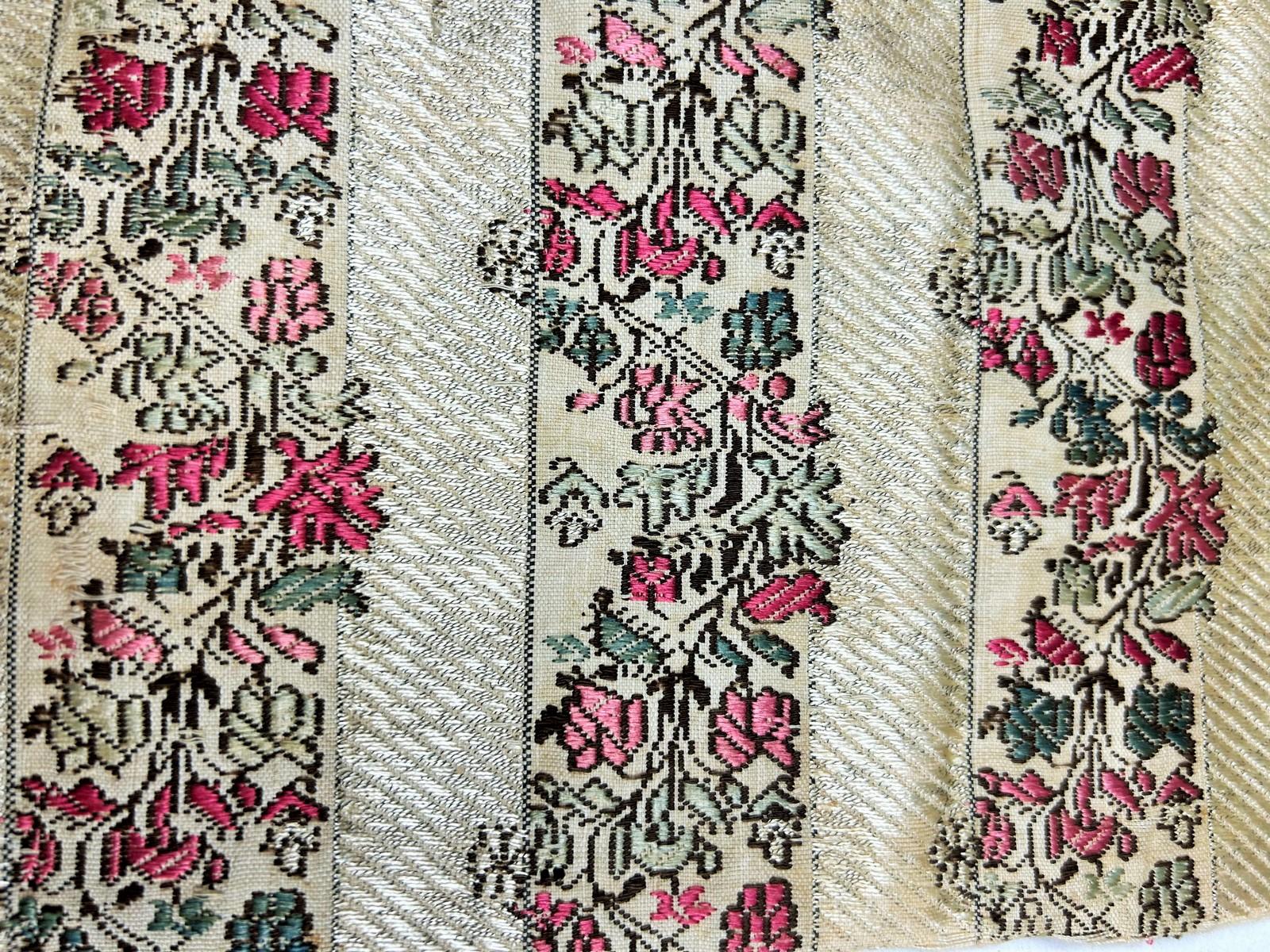 Precious brocaded silk ceremonial bodice - Indian or Persian Late 18th 3