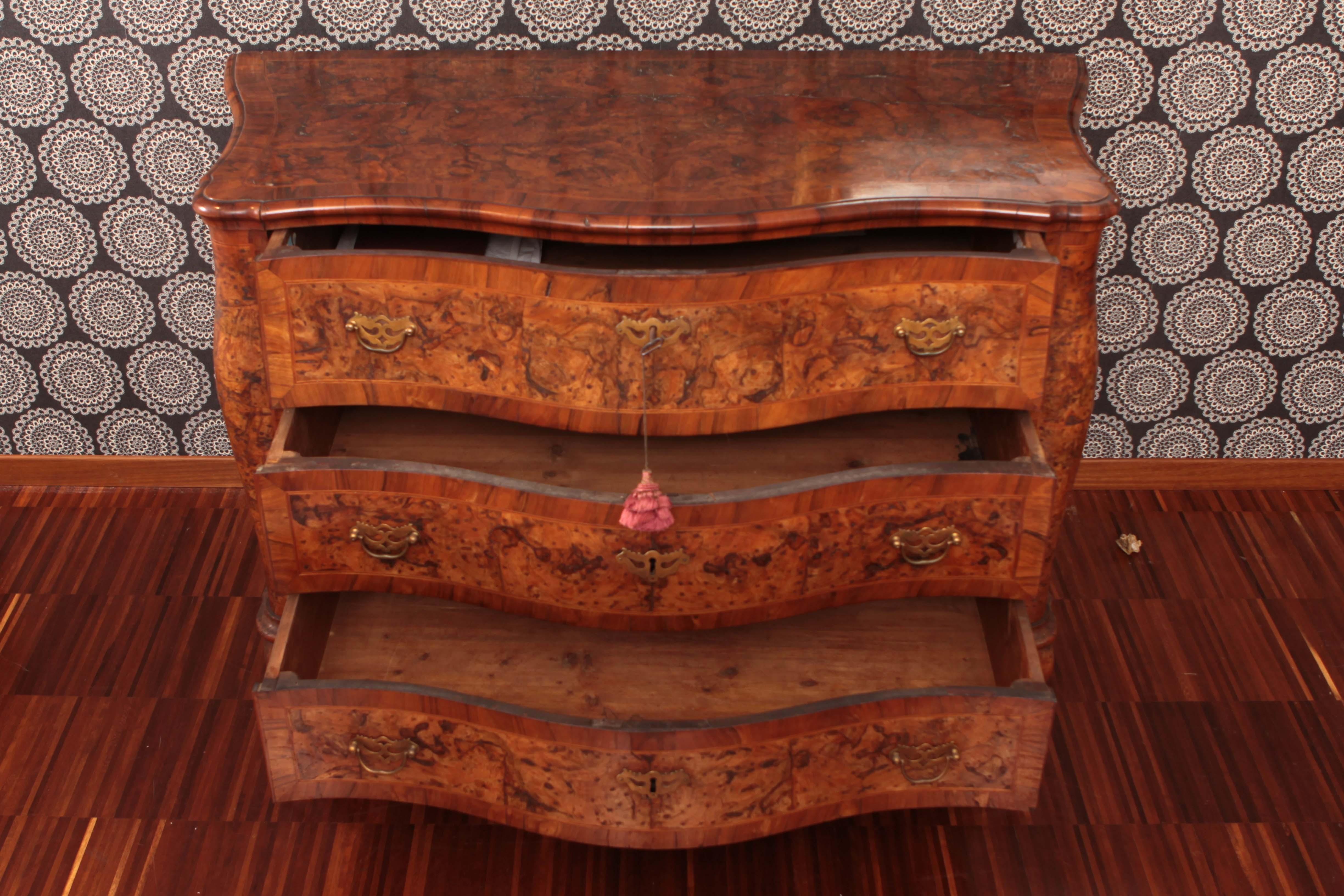 Precious chest in olive briar, rounded and enriched with light carvings. Divided into three drawers, it stands on wavy feet.
Origin: Northern Italy, Venice
Period: first half 1700
Dimensions: 146 x 71 x 97.5 cm.
 