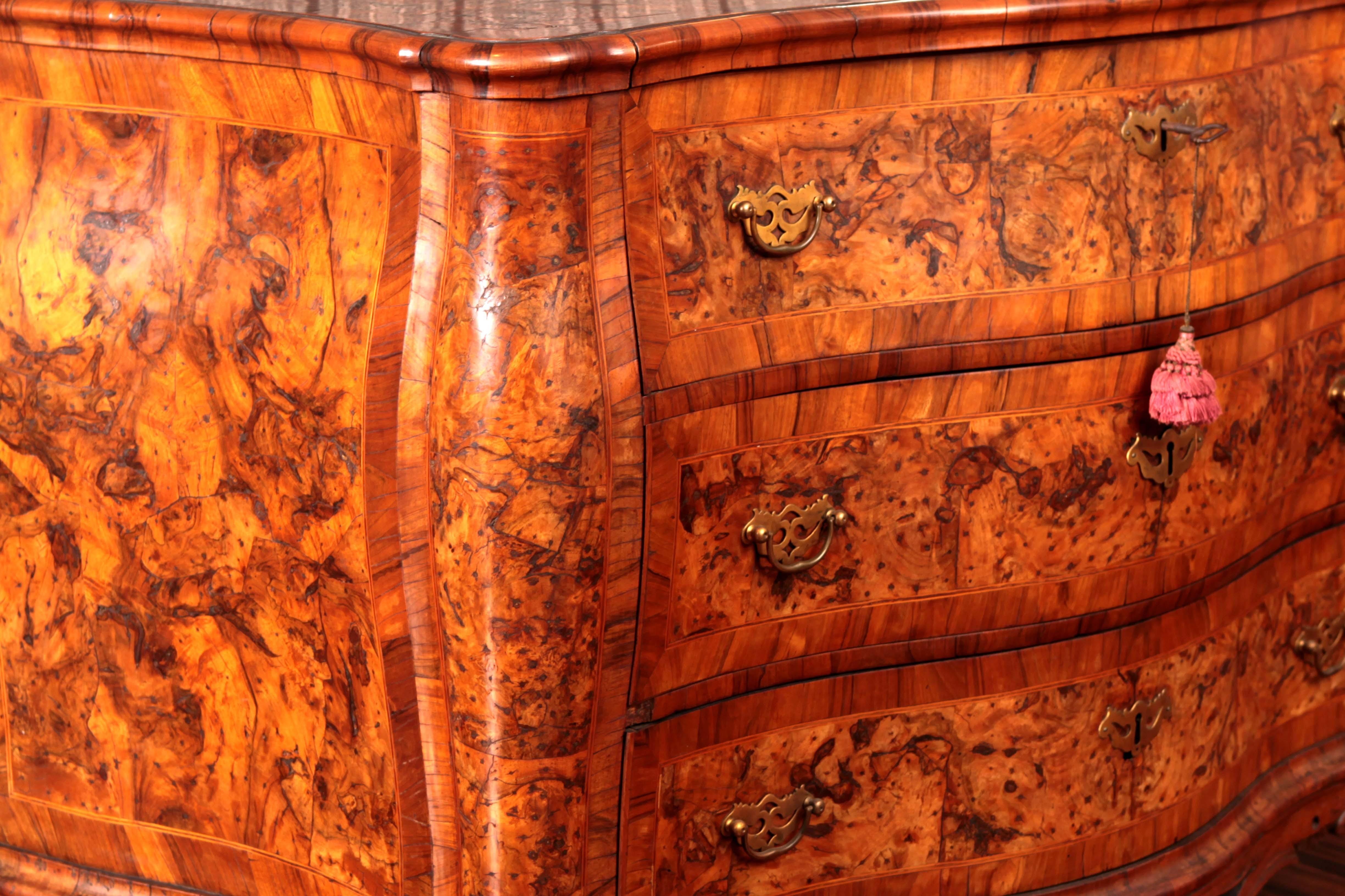 Precious Chest of Drawers in Olive Briar Italian, 18th Century, 1700 For Sale 2