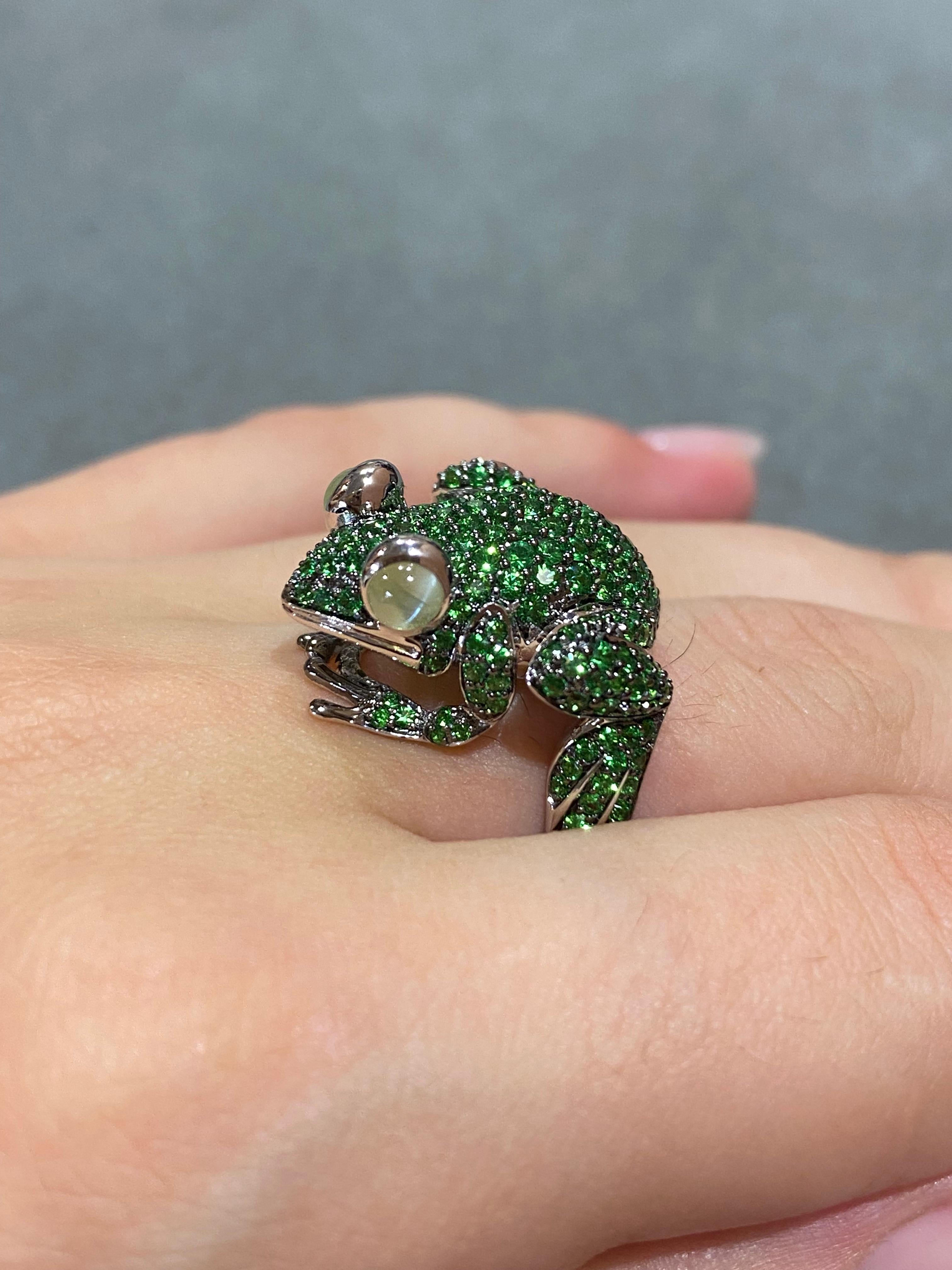 Modern Precious Frog Tsavorite Gold Cufflinks 18K For Him For Sale